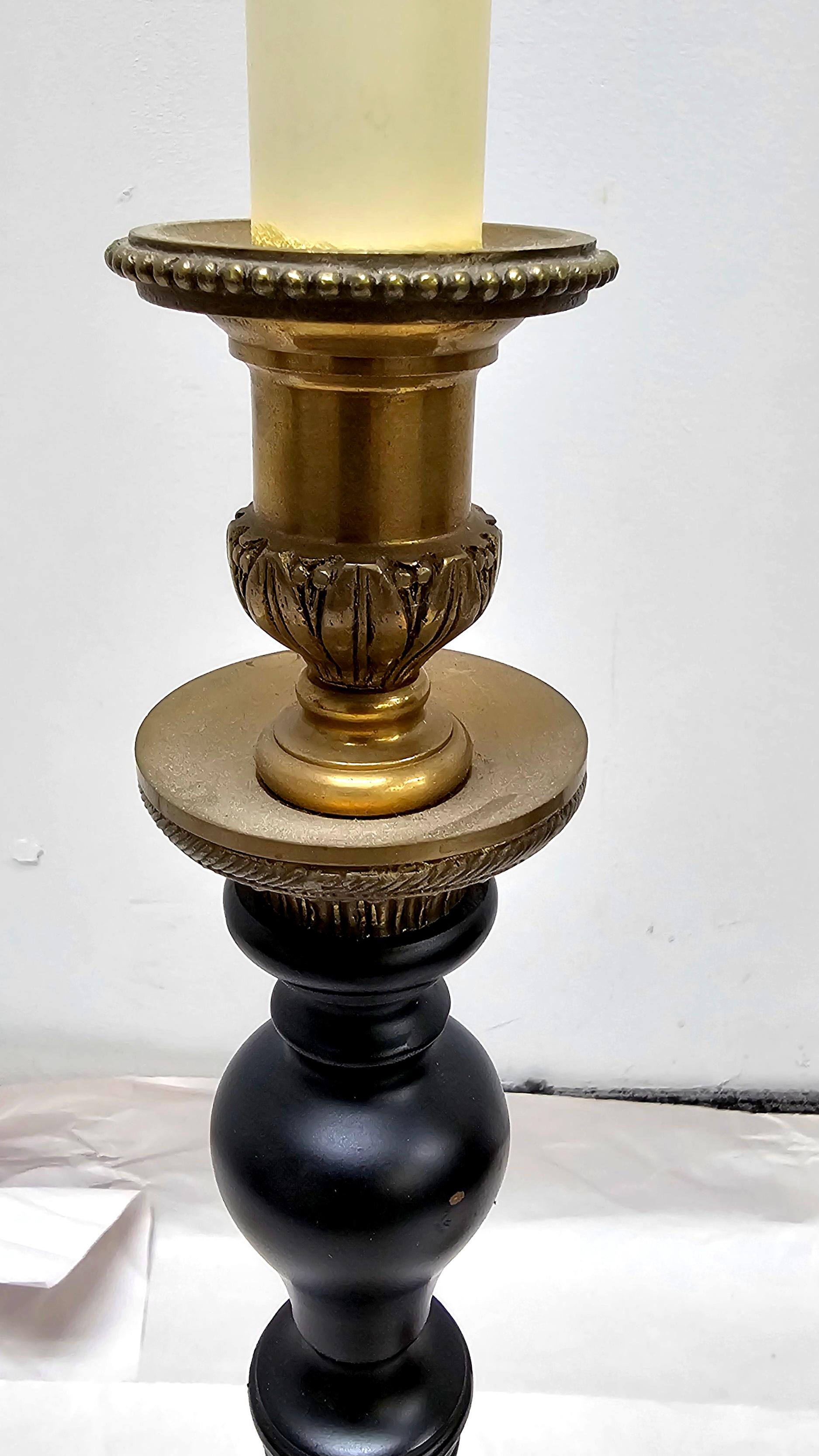 Paar Empire-Stil Messing und ebonisiert Kerzenständer Buffet-Lampen (amerikanisch) im Angebot