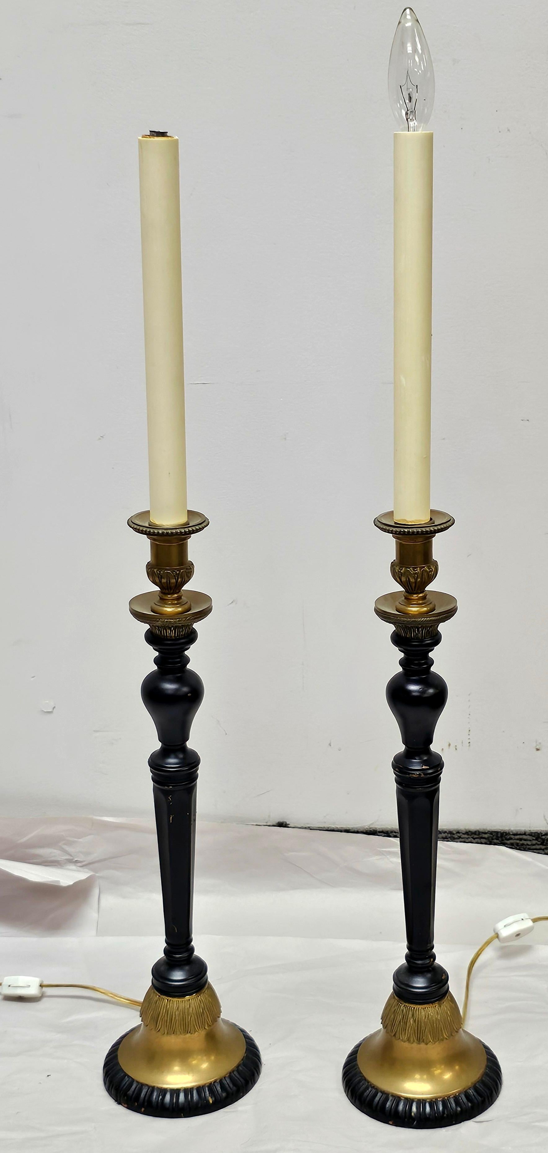 Paar Empire-Stil Messing und ebonisiert Kerzenständer Buffet-Lampen (Gemalt) im Angebot