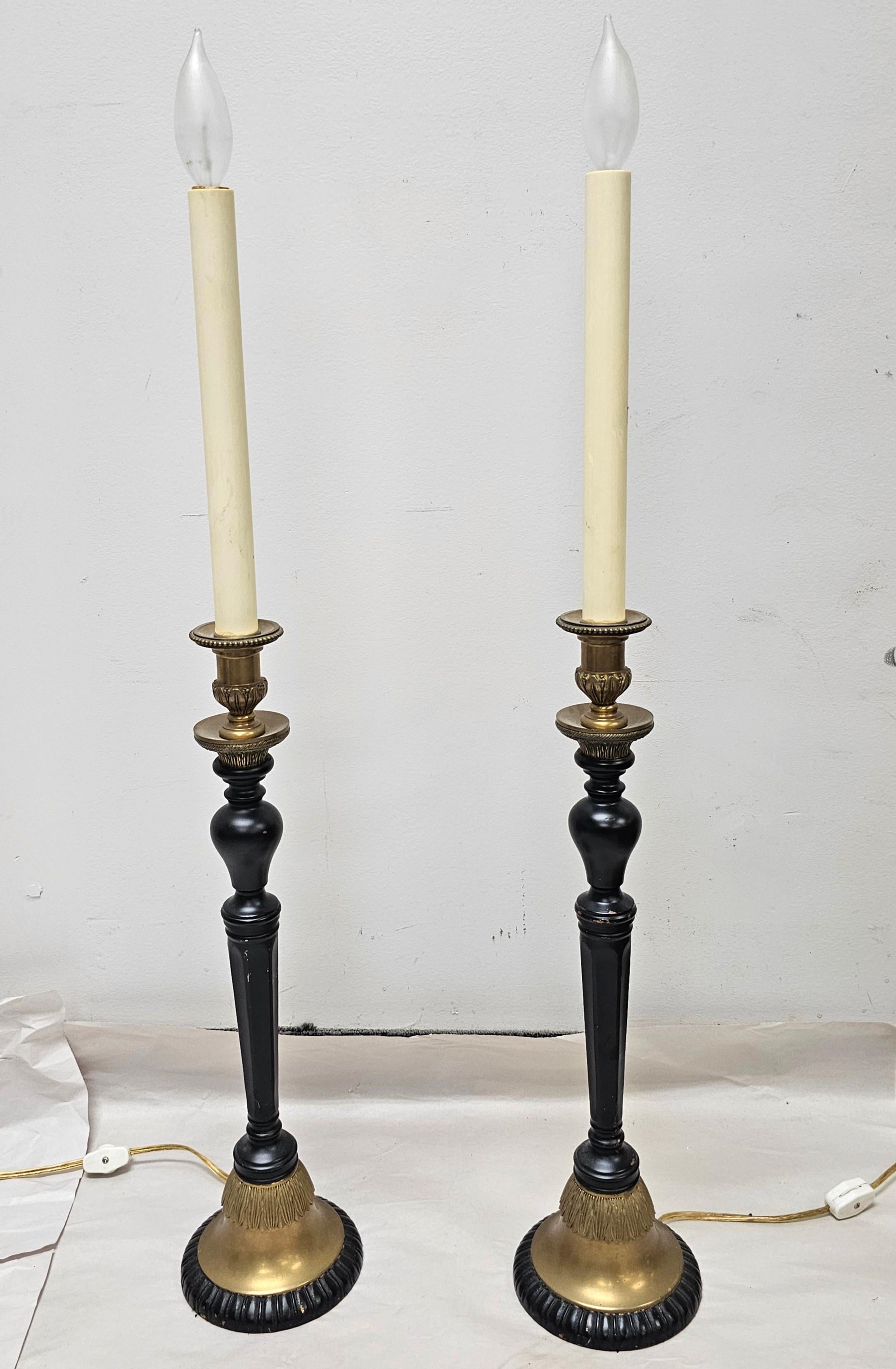 Paar Empire-Stil Messing und ebonisiert Kerzenständer Buffet-Lampen (Metall) im Angebot