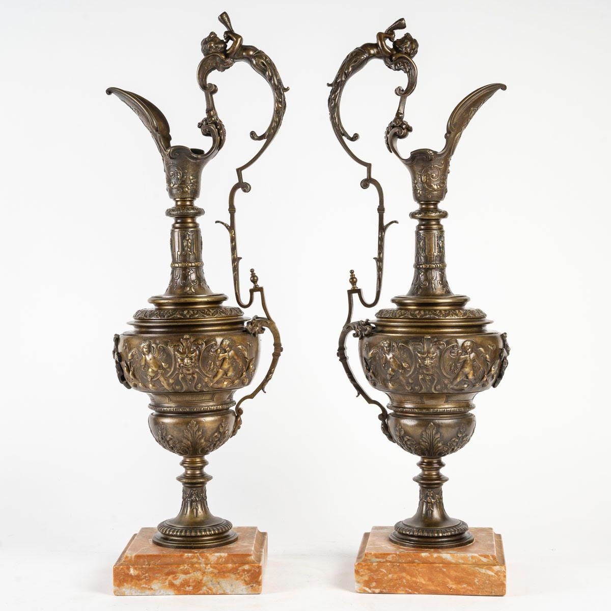 Bronze Paire d'aiguières de style Empire en bronze, fin du 19e ou début du 20e siècle. en vente