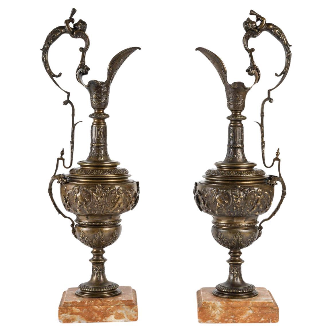 Paire d'aiguières de style Empire en bronze, fin du 19e ou début du 20e siècle.