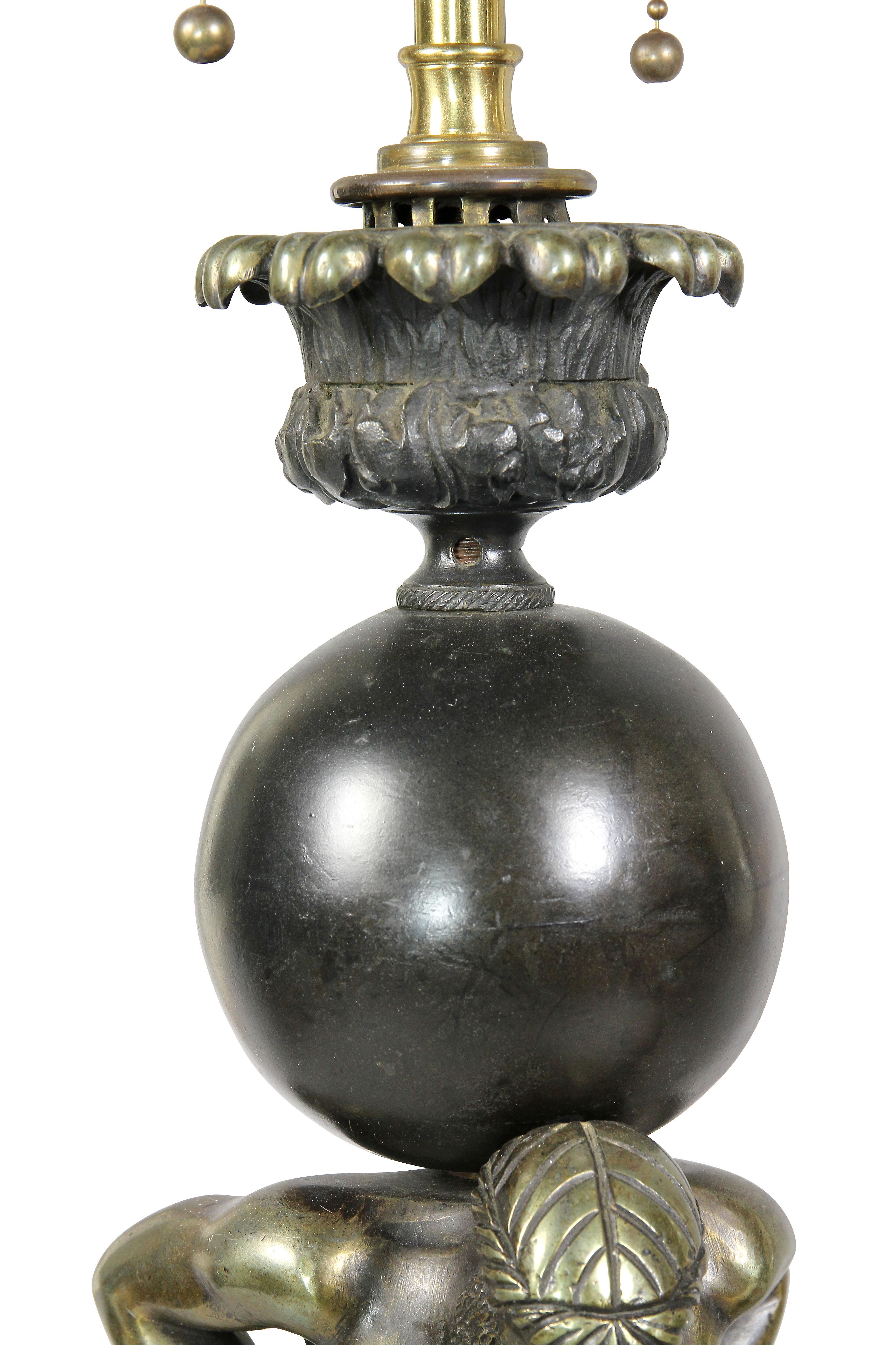 Regency Paire de lampes de table figuratives en bronze de style Empire en vente