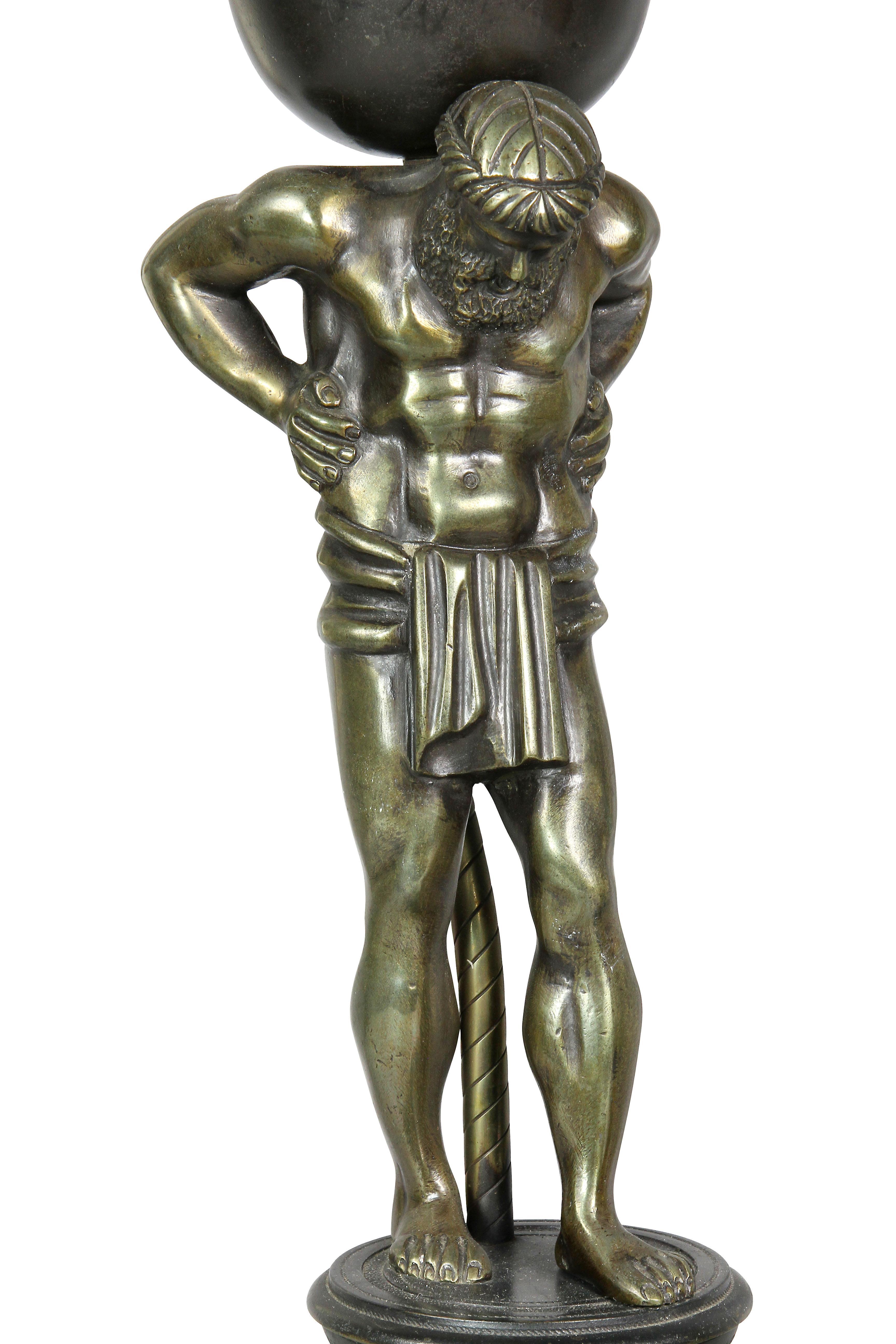 Européen Paire de lampes de table figuratives en bronze de style Empire en vente
