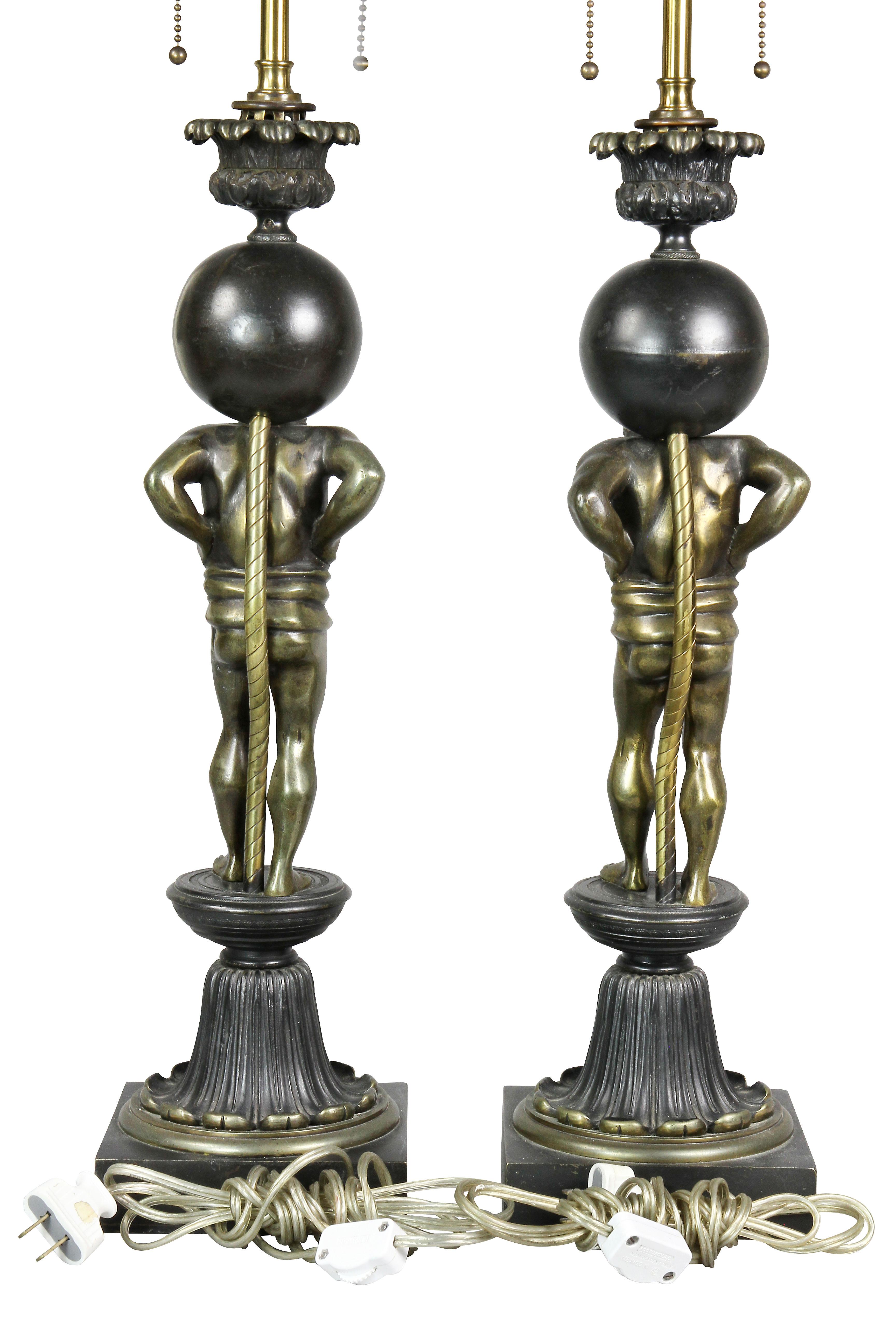 Paire de lampes de table figuratives en bronze de style Empire en vente 2