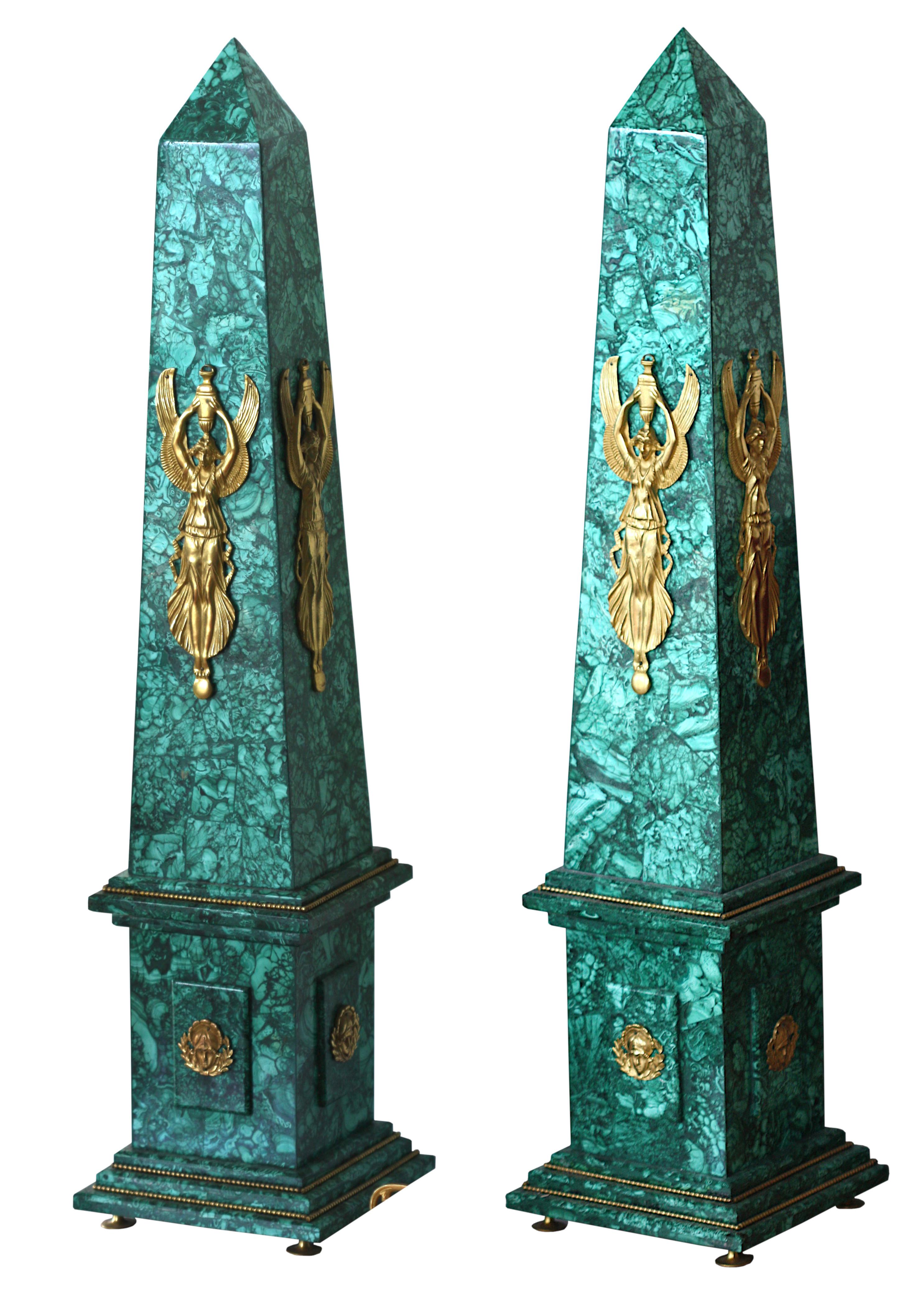 
Coppia di grandi obelischi in malachite montati su bronzo in stile Impero
Ciascuna con montature in bronzo dorato fuse come femmine alate, con un basamento quadrato.
Altezza 39 pollici, Larghezza 9 pollici, Profondità 9 pollici.
Rapporto sulle
