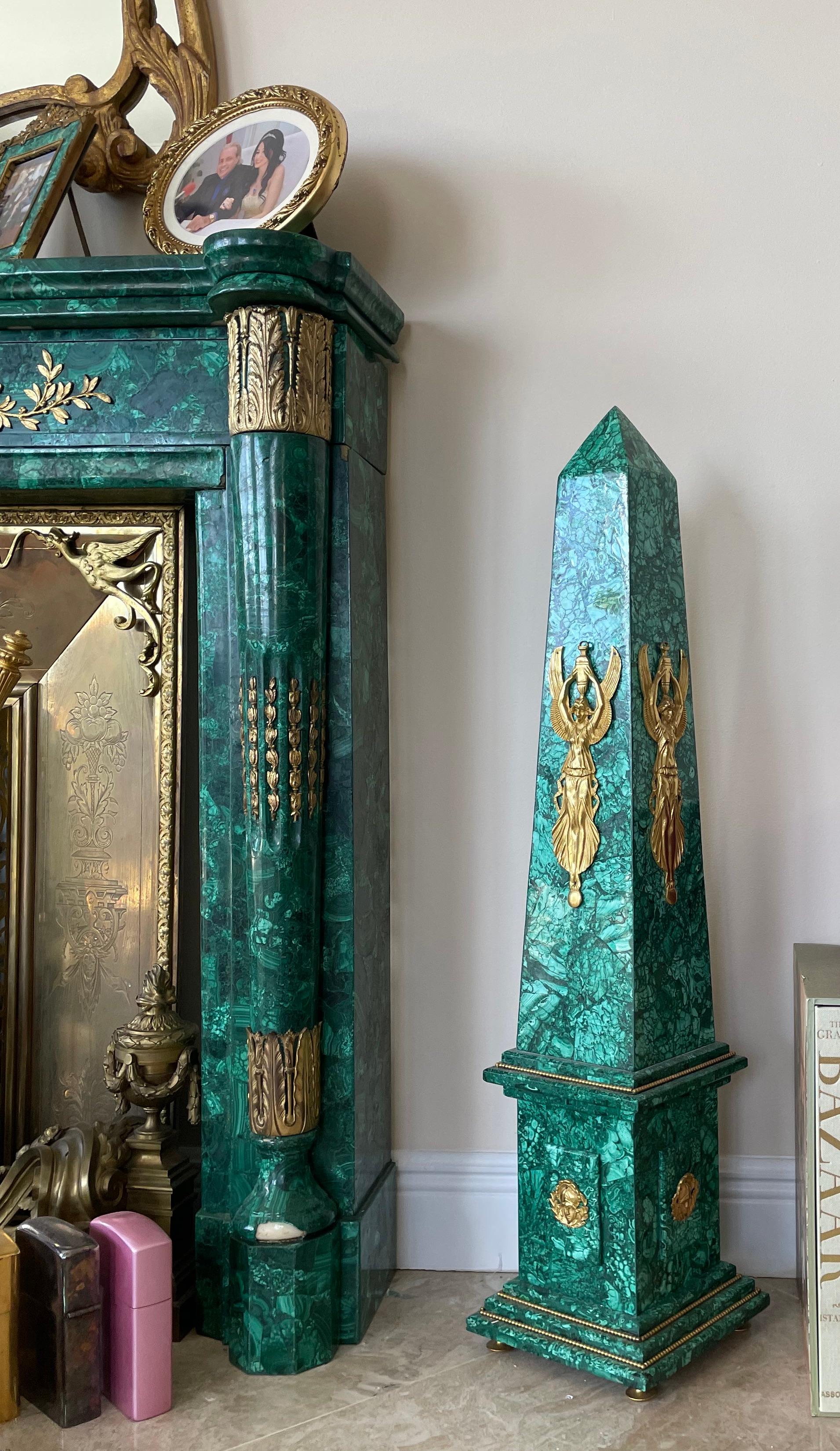 Coppia di obelischi in malachite montati su bronzo in stile Impero In condizioni buone in vendita a West Palm Beach, FL