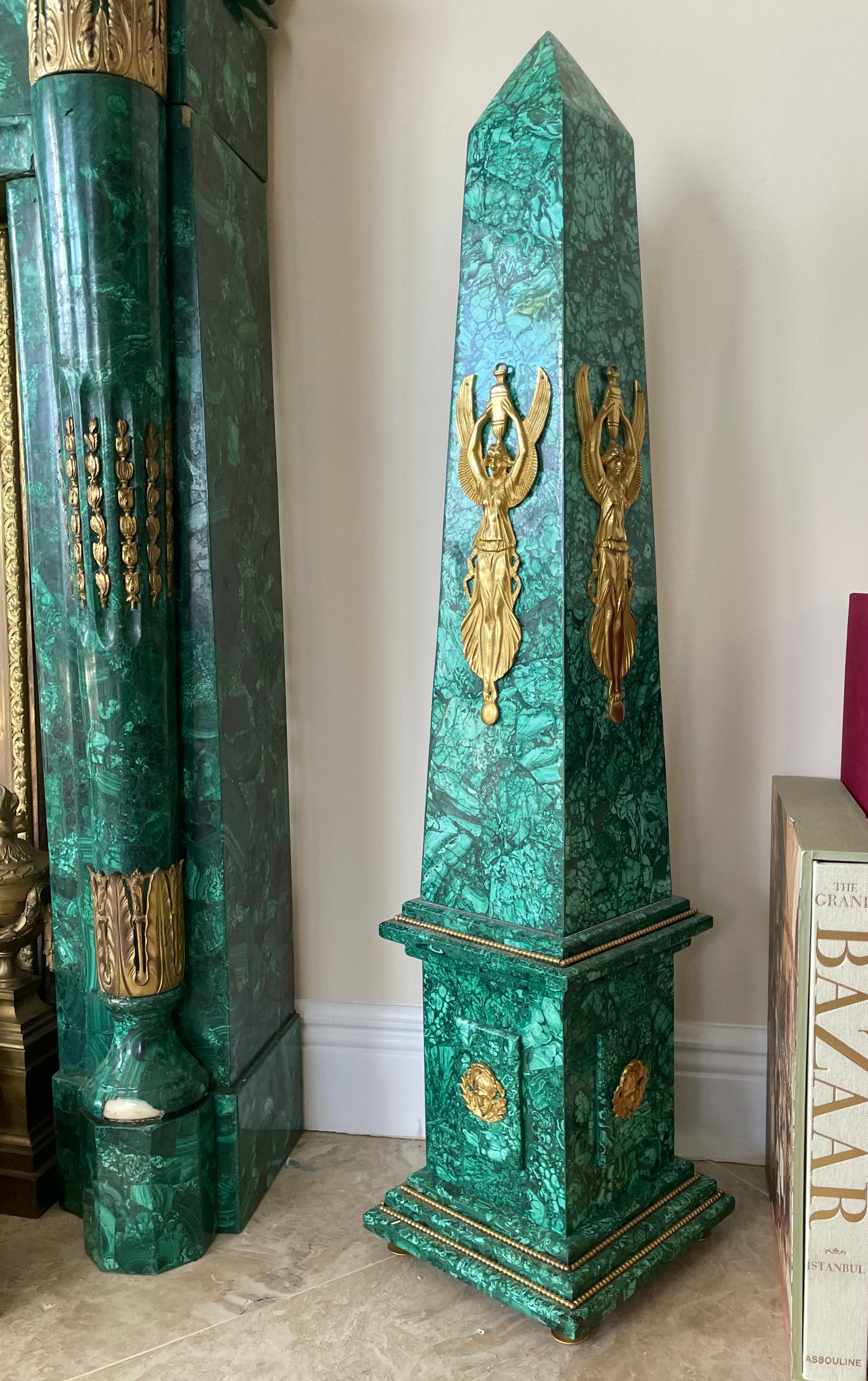 XX secolo Coppia di obelischi in malachite montati su bronzo in stile Impero in vendita