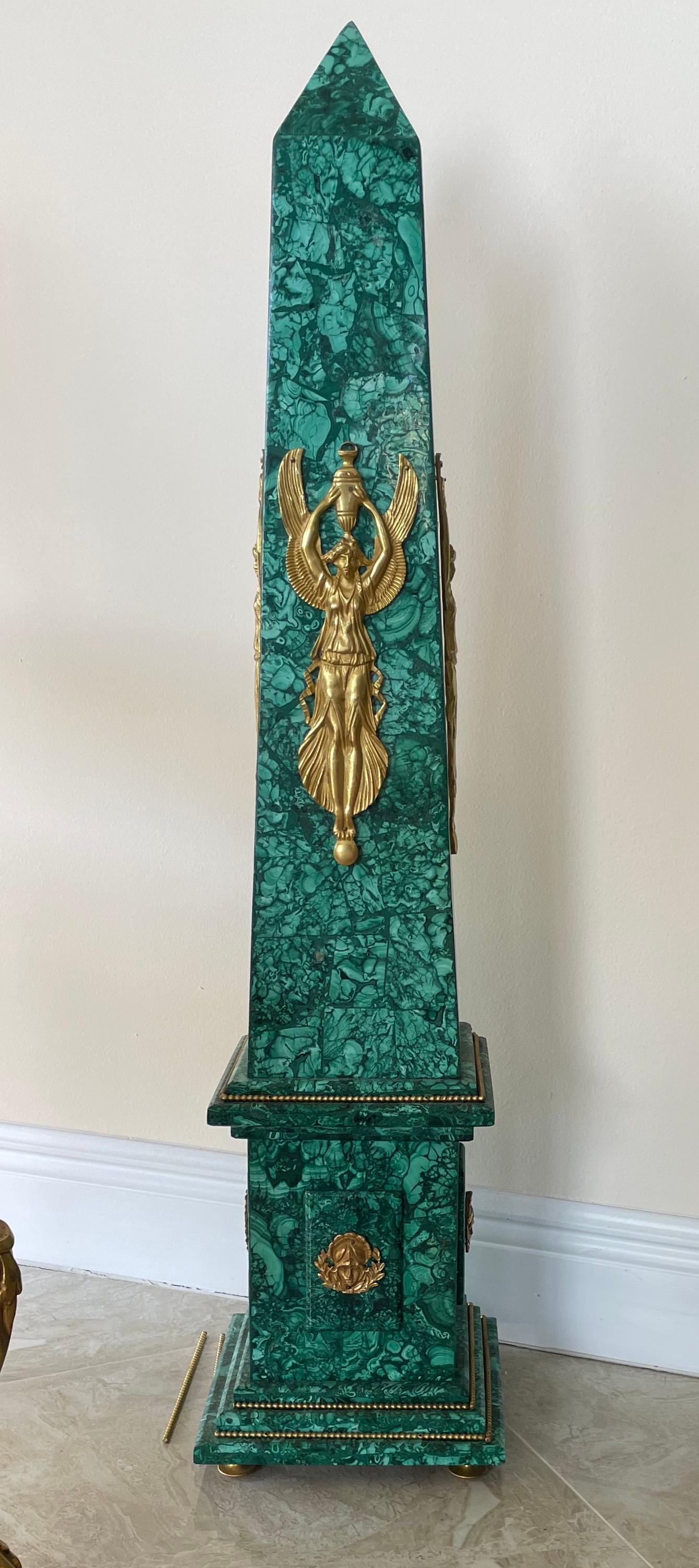 Malachite Coppia di obelischi in malachite montati su bronzo in stile Impero in vendita