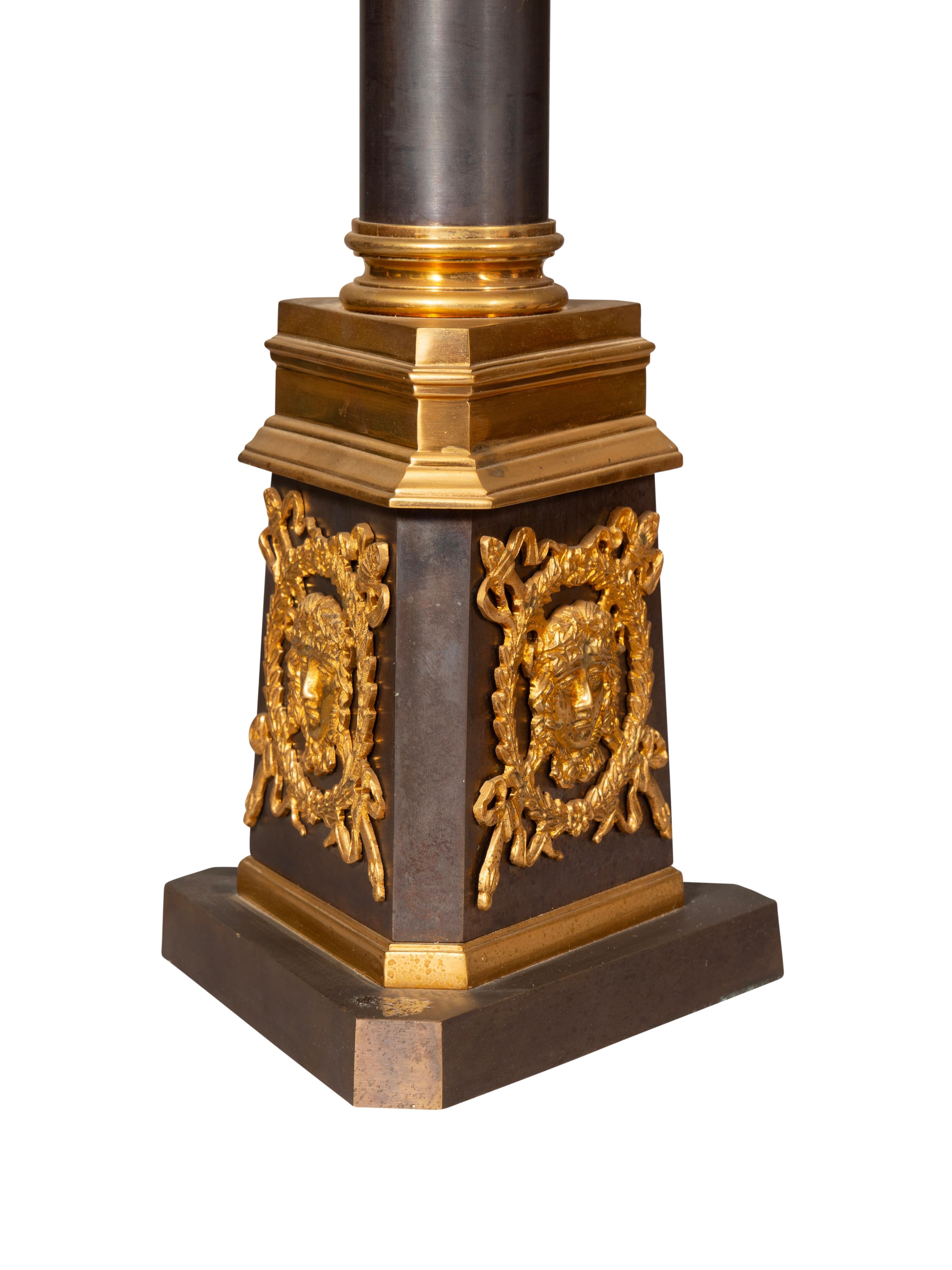 XX secolo Coppia di lampade da tavolo in bronzo in stile impero in vendita