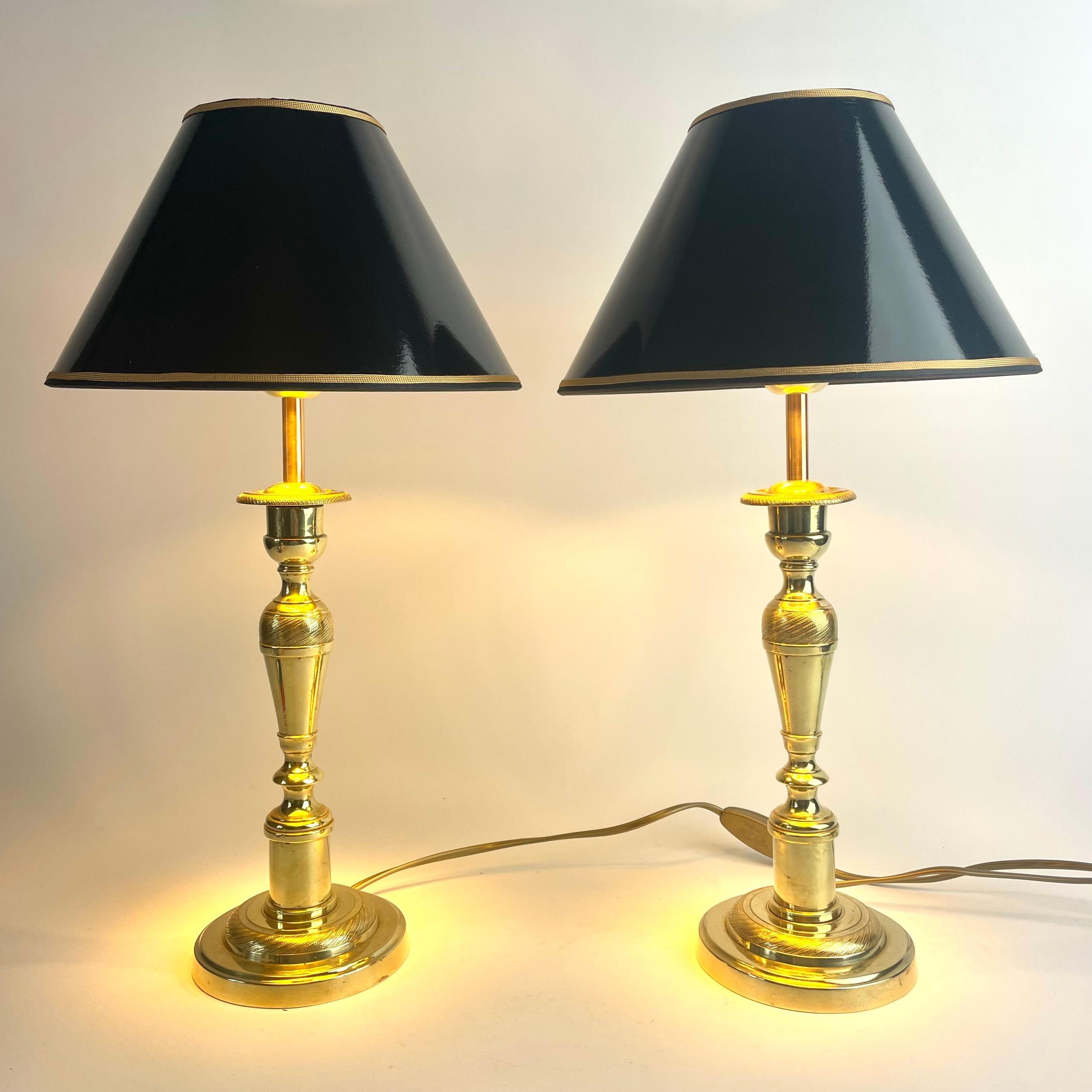 Paire de lampes de table en bronze de style Empire, France, début du 19e siècle

Elegante paire de lampes de table en bronze français, à l'origine de fins chandeliers Empire datant d'environ 1820, transformés en lampes au début du 20e siècle. Chaque