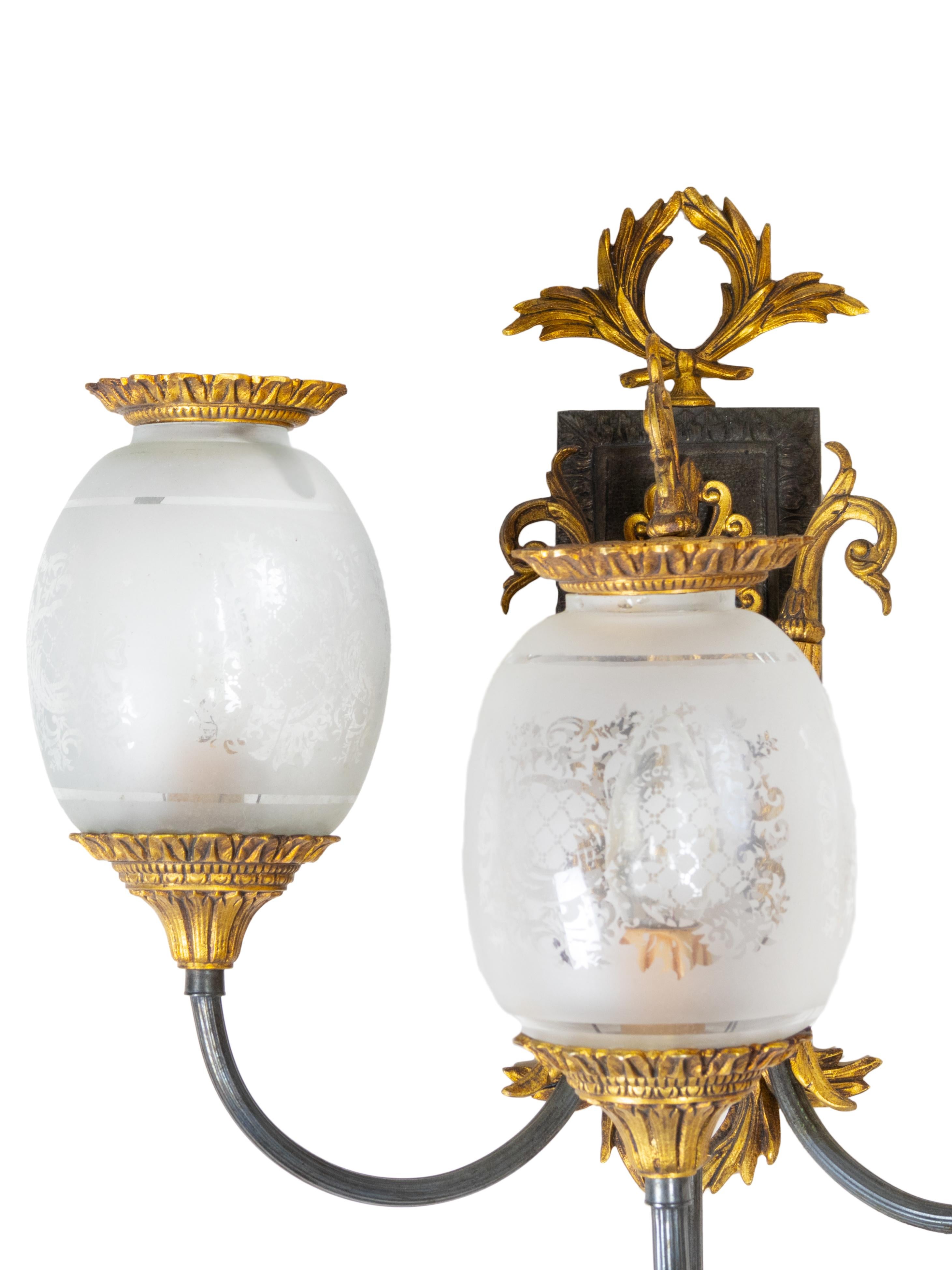 Elégante paire d'appliques murales en bronze d'inspiration Empire avec trois lumières de style lampe à huile, mêlant la grandeur néoclassique inspirée par l'innovation décorative du mouvement Wiener Werkstätte.

Fabriquée au 20e siècle, cette paire
