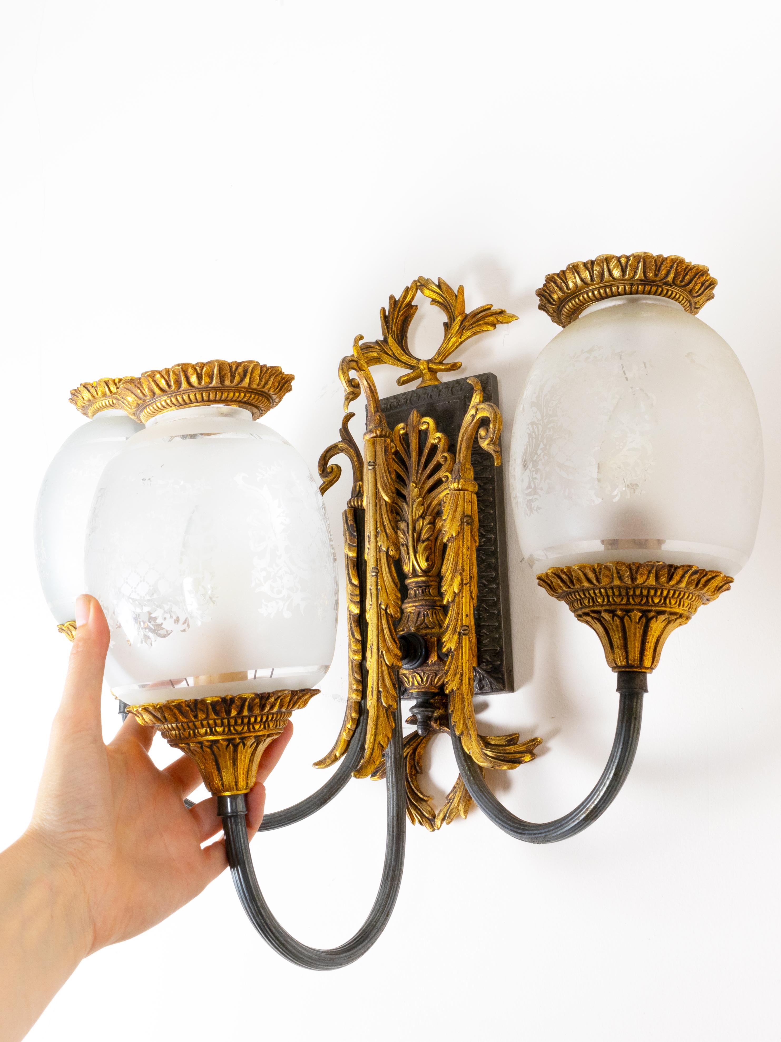 Néo-baroque Paire d'appliques modernes à trois lumières en bronze de style Empire, 20e siècle en vente