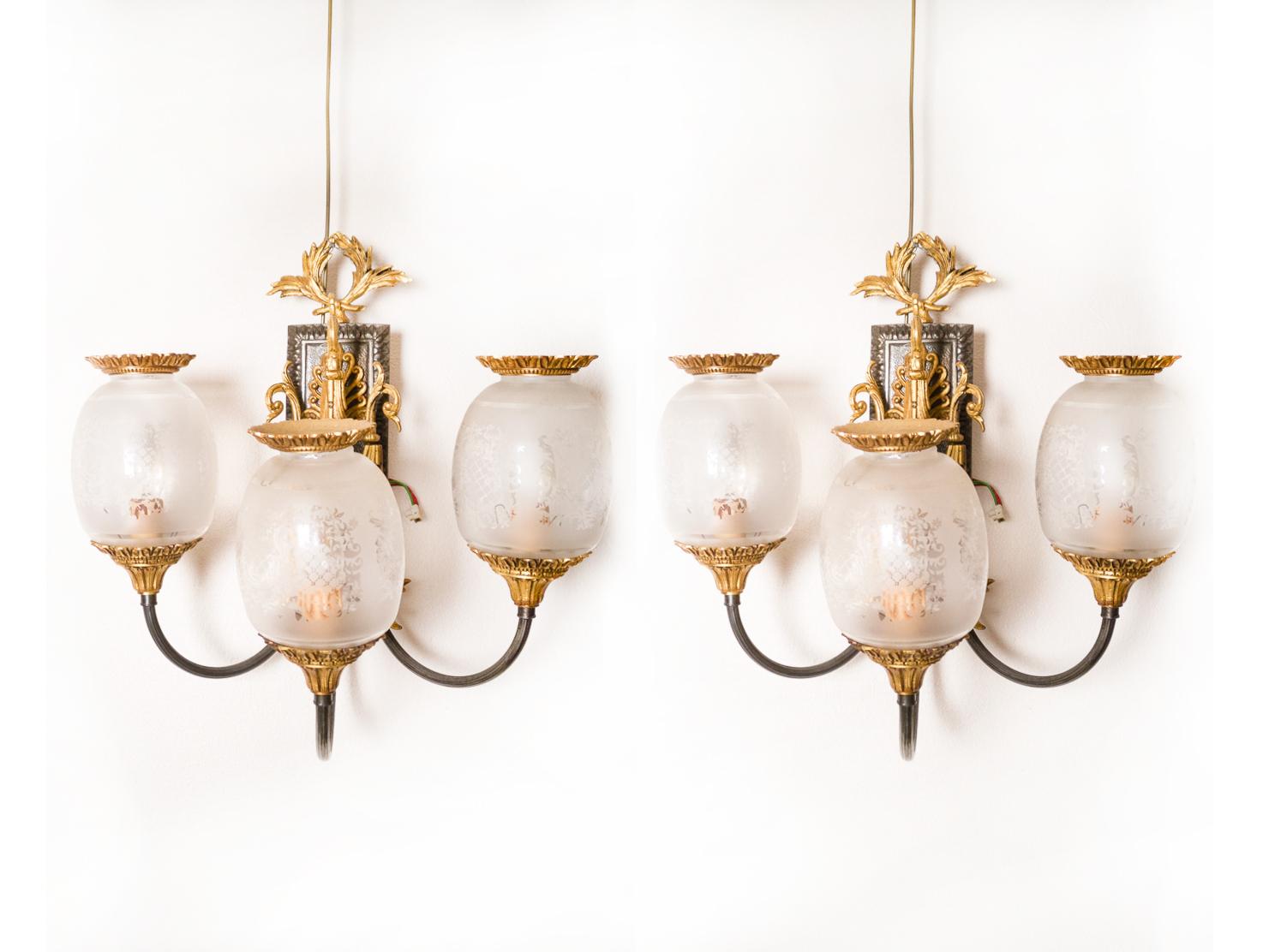 Français Paire d'appliques modernes à trois lumières en bronze de style Empire, 20e siècle en vente