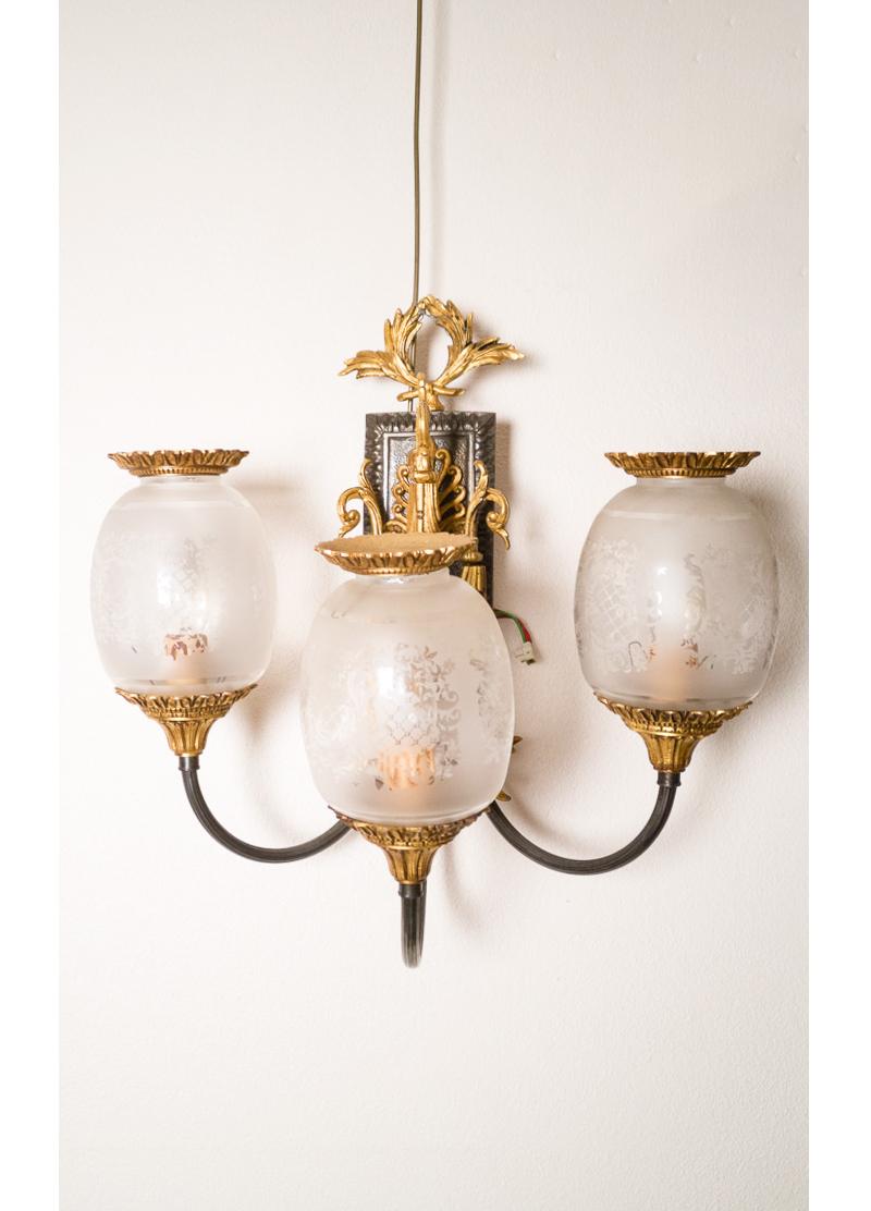 Doré Paire d'appliques modernes à trois lumières en bronze de style Empire, 20e siècle en vente