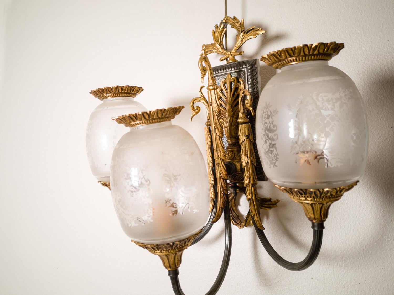20ième siècle Paire d'appliques modernes à trois lumières en bronze de style Empire, 20e siècle en vente