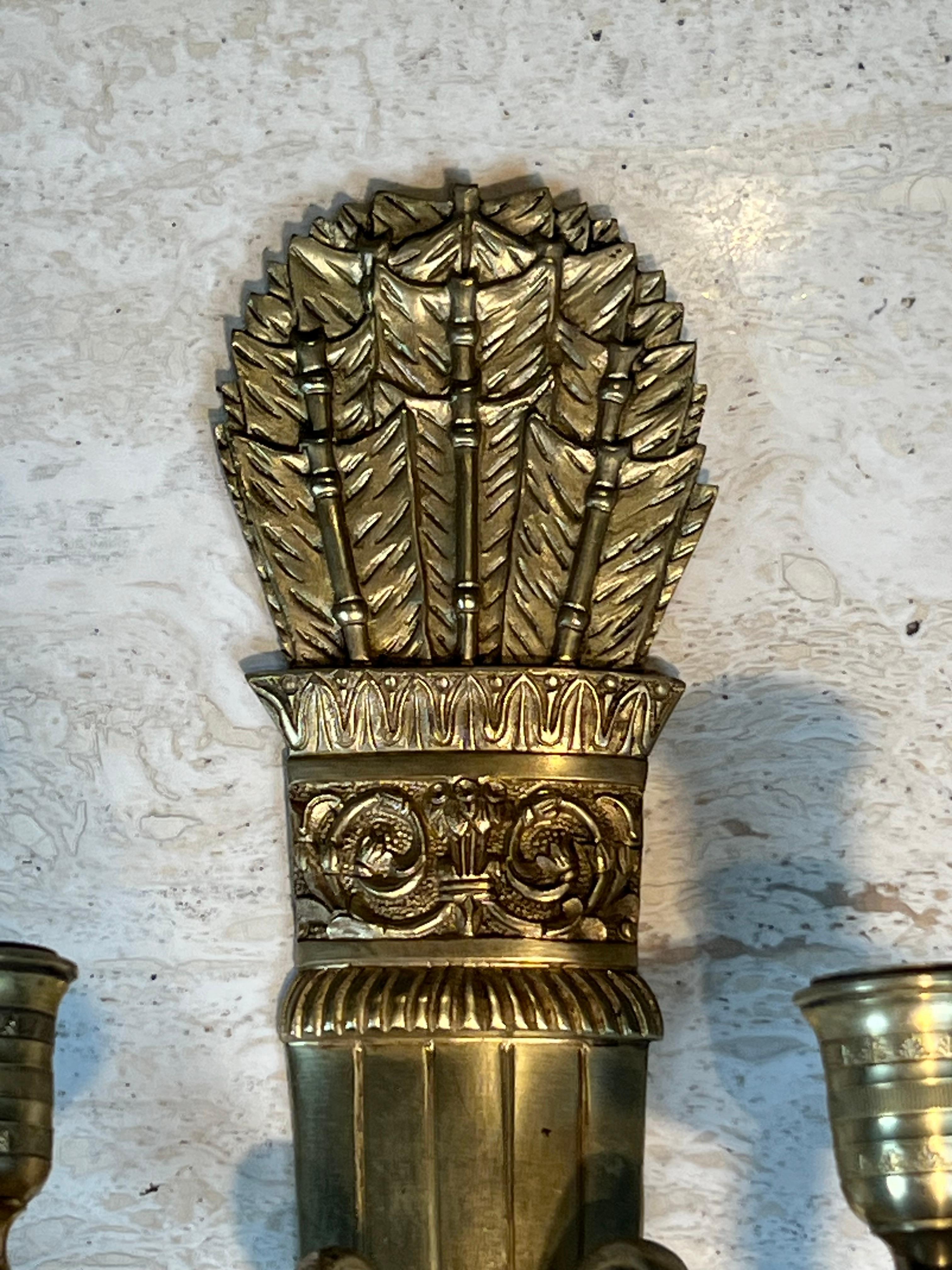 Fine XIX secolo Coppia di luci da parete in bronzo in stile impero, modello Faretra in vendita