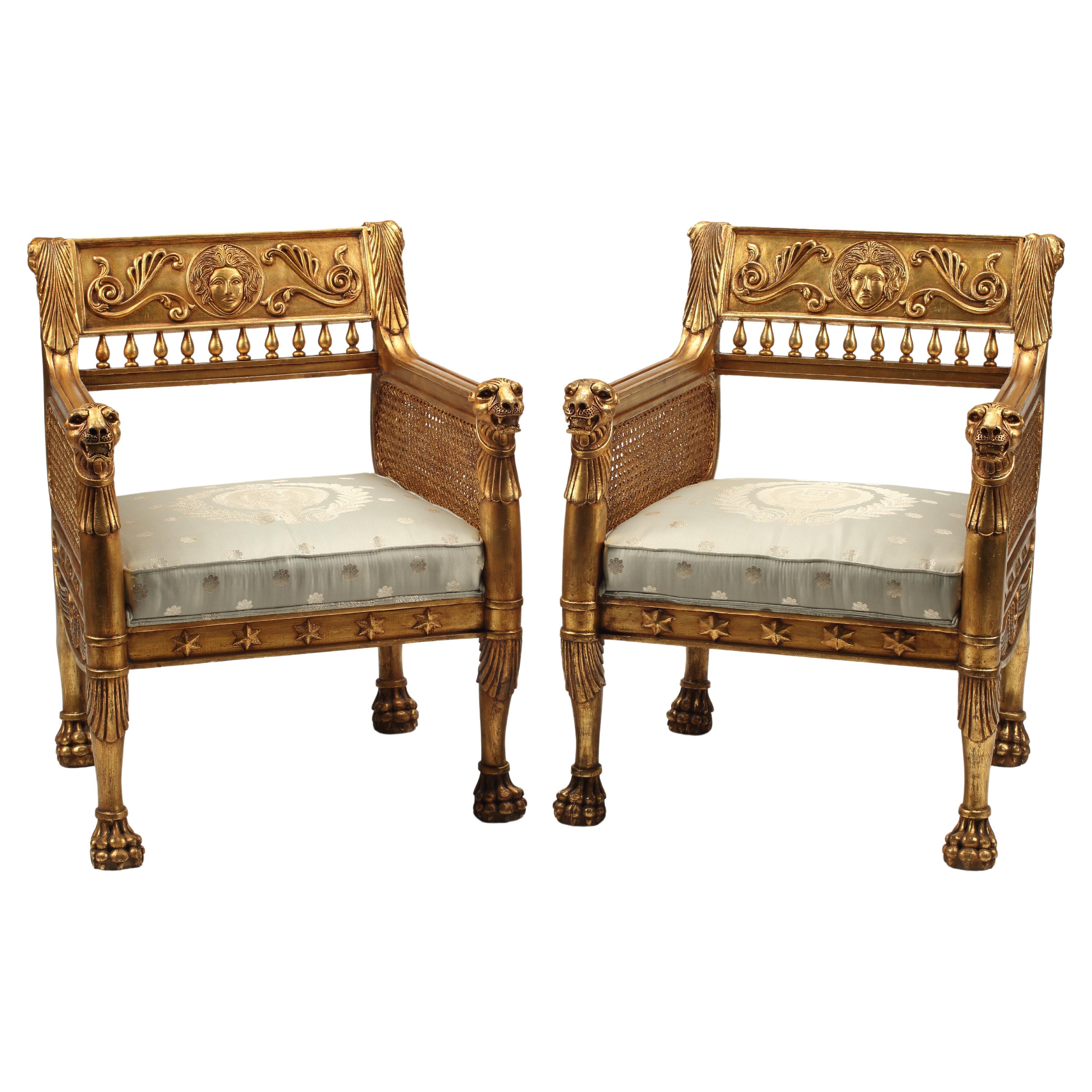 Paar geschnitzte und vergoldete Sessel im Empire-Stil im Angebot