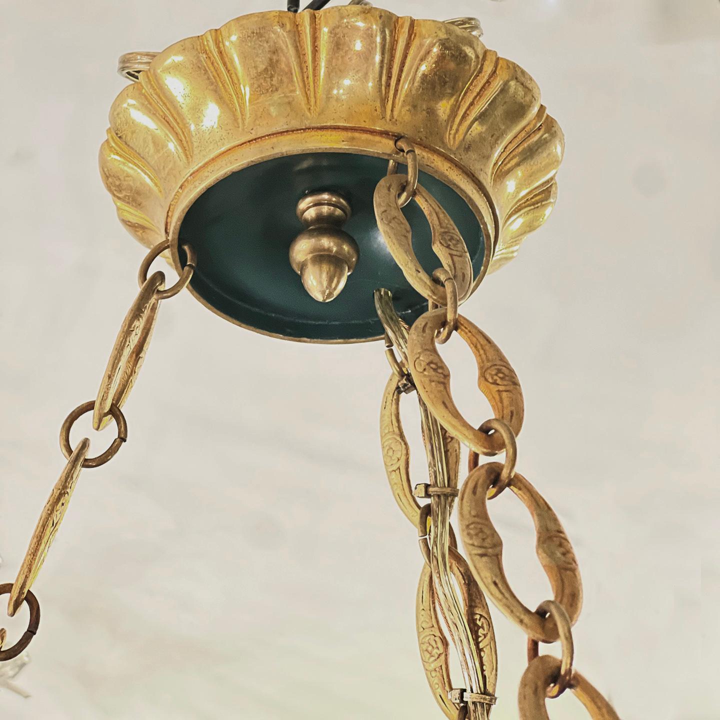 Paire de lustres en bronze à six bras de lumière, datant des années 1910, avec finition d'origine. Vendu à l'unité.

Mesures :
Chute : 32