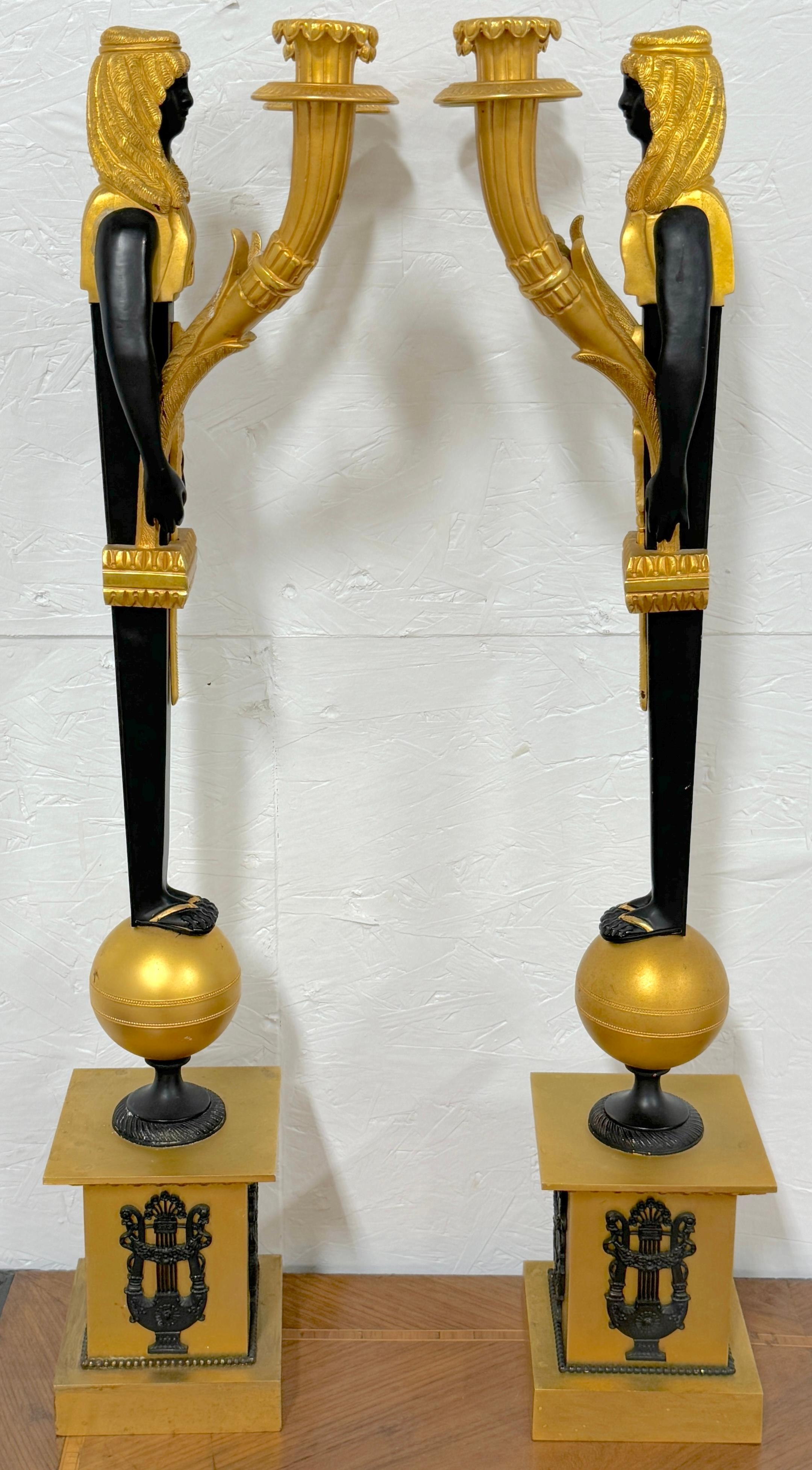 Coppia di cariatidi egiziane a due luci in stile impero  Candelabri in ormolu e patinati in vendita 2