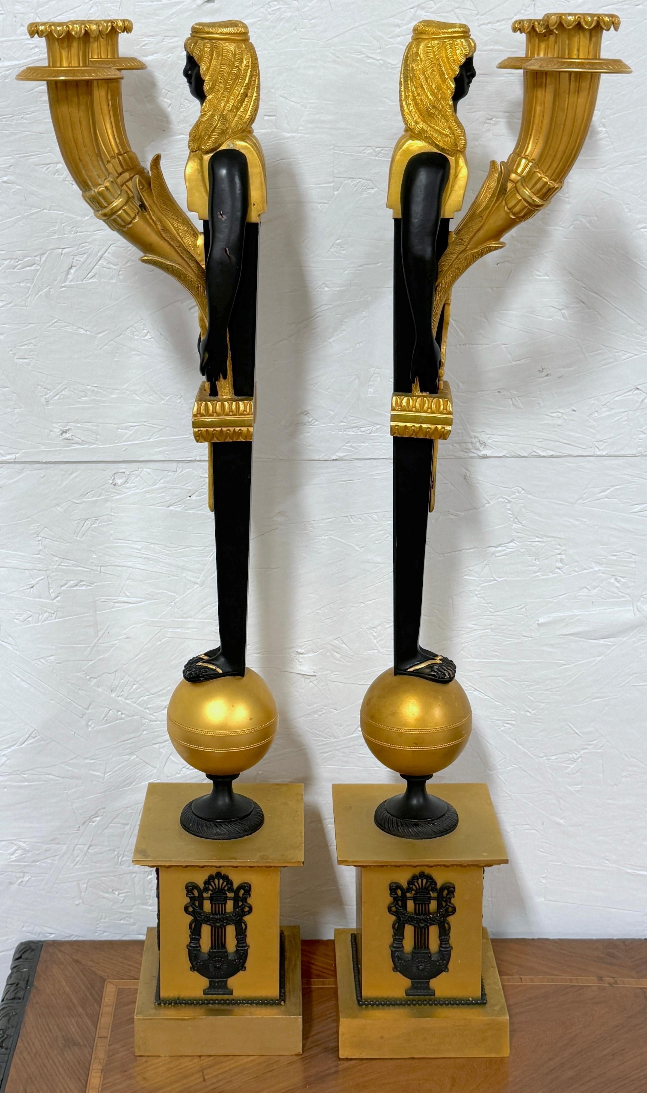 Coppia di cariatidi egiziane a due luci in stile impero  Candelabri in ormolu e patinati in vendita 3