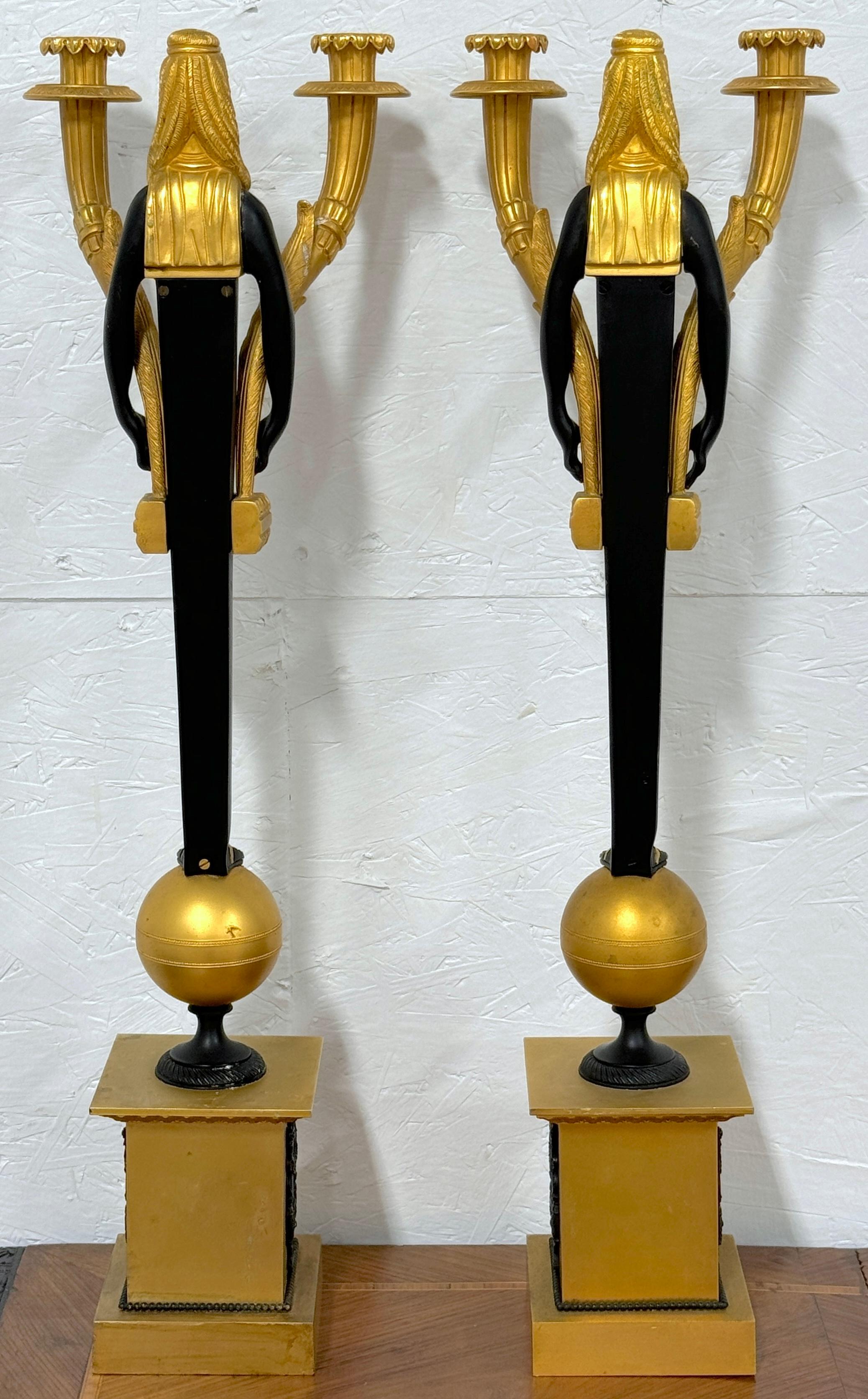 Coppia di cariatidi egiziane a due luci in stile impero  Candelabri in ormolu e patinati in vendita 4