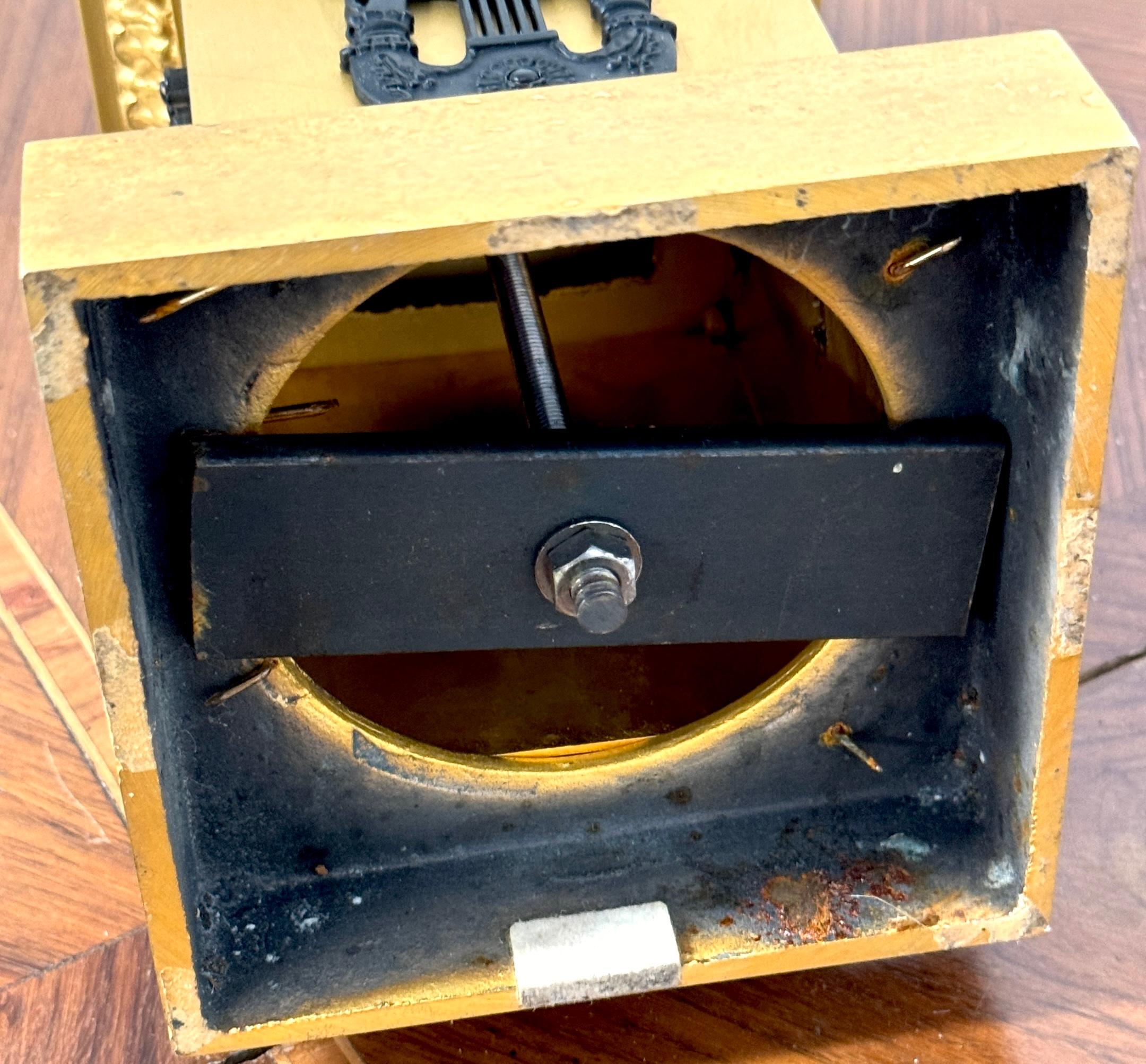 Coppia di cariatidi egiziane a due luci in stile impero  Candelabri in ormolu e patinati in vendita 5