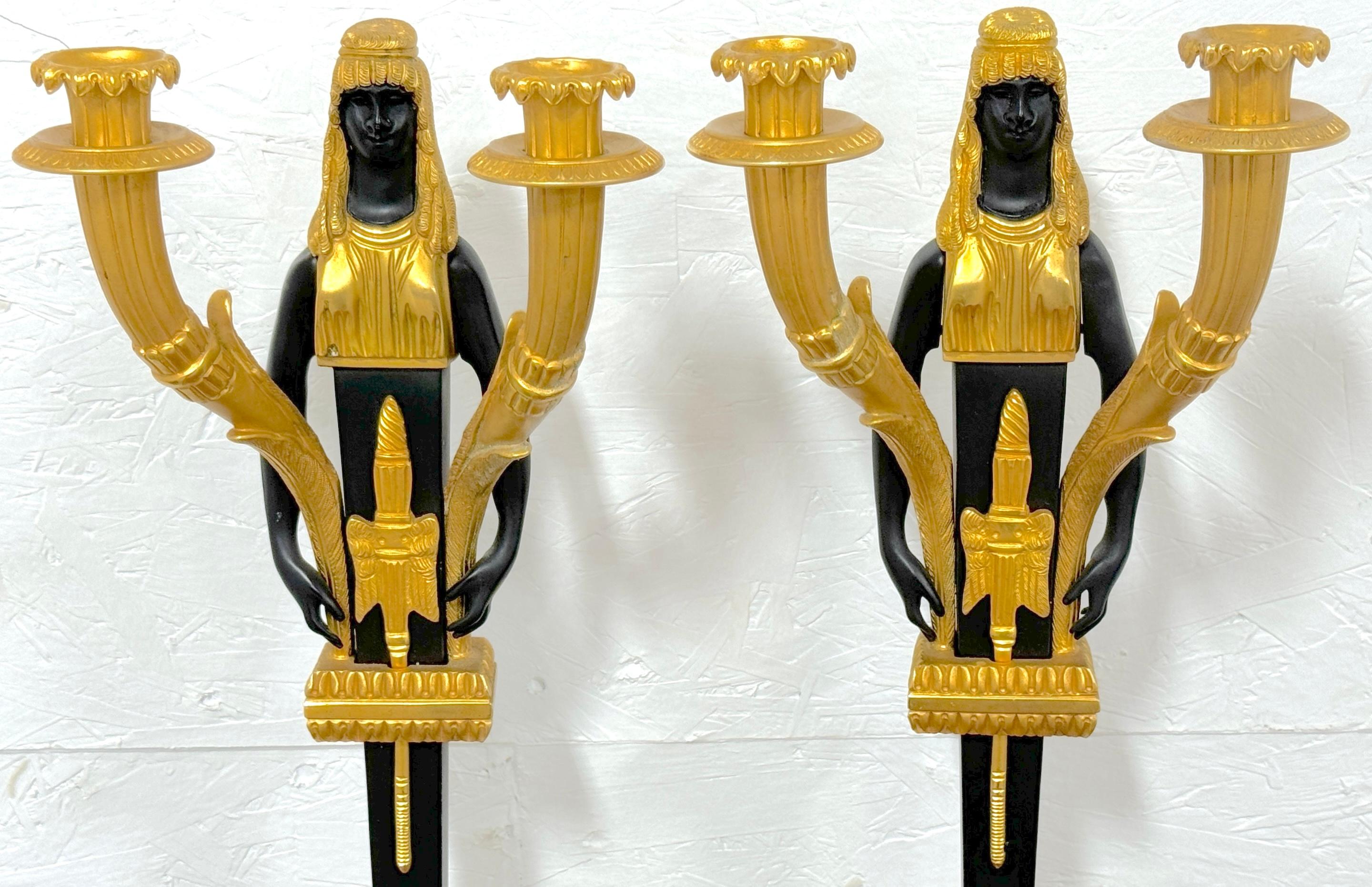Stile impero Coppia di cariatidi egiziane a due luci in stile impero  Candelabri in ormolu e patinati in vendita