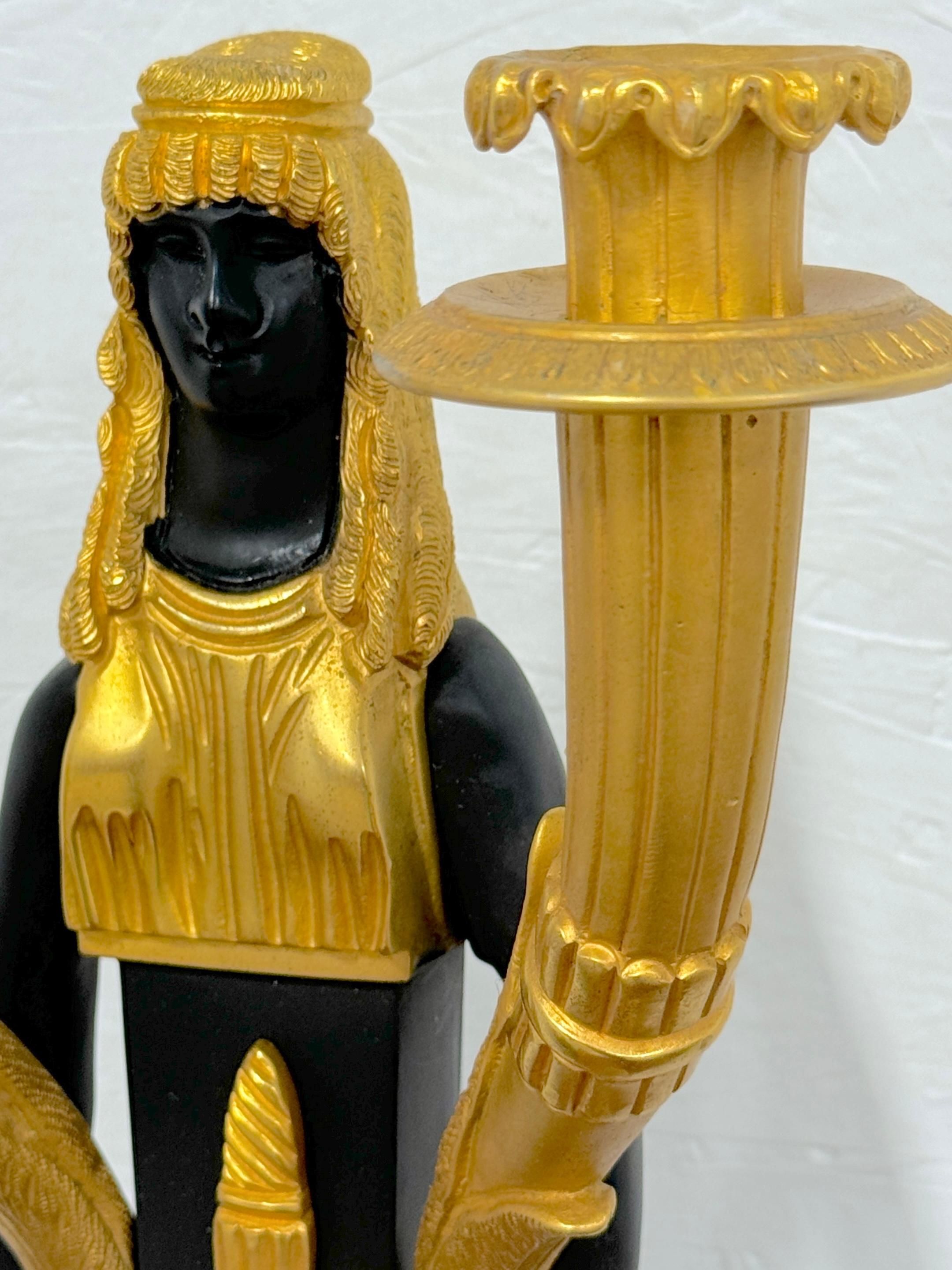 Francese Coppia di cariatidi egiziane a due luci in stile impero  Candelabri in ormolu e patinati in vendita