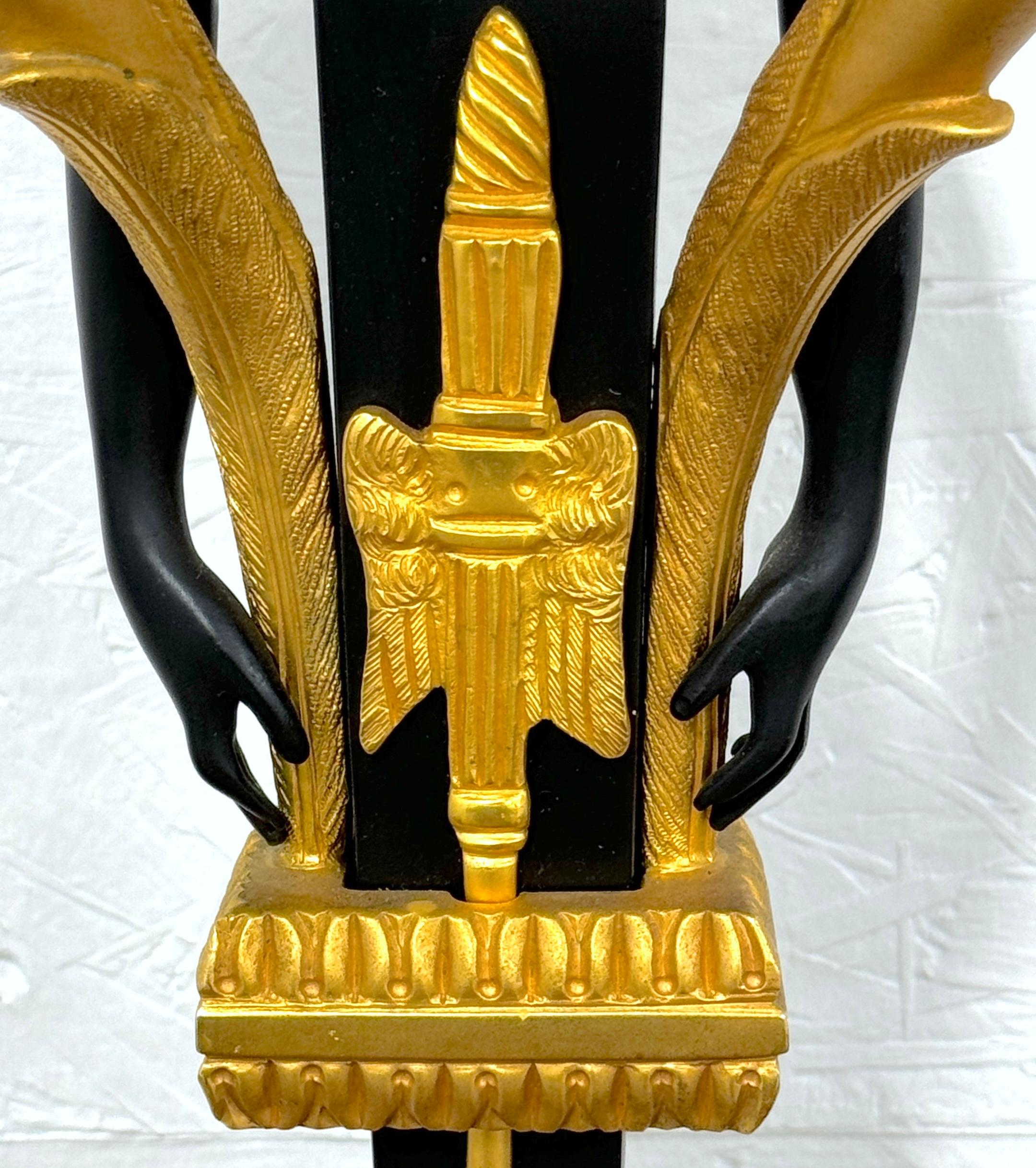 Calco Coppia di cariatidi egiziane a due luci in stile impero  Candelabri in ormolu e patinati in vendita