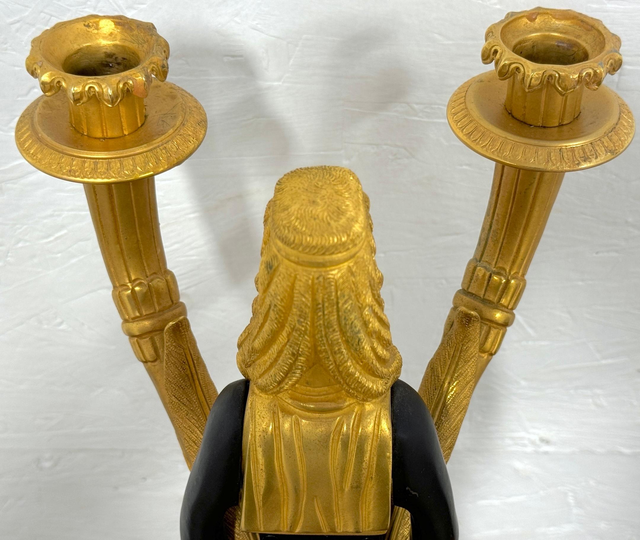 XX secolo Coppia di cariatidi egiziane a due luci in stile impero  Candelabri in ormolu e patinati in vendita