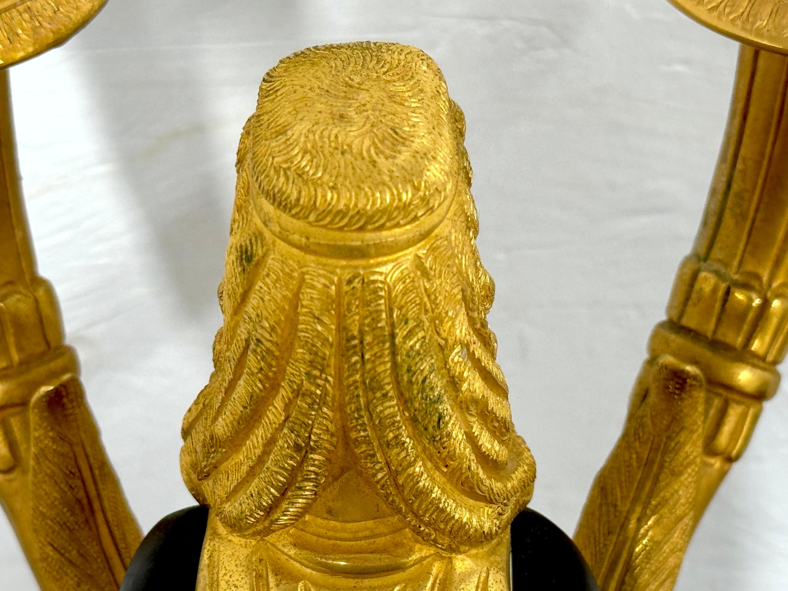 Bronzo Coppia di cariatidi egiziane a due luci in stile impero  Candelabri in ormolu e patinati in vendita