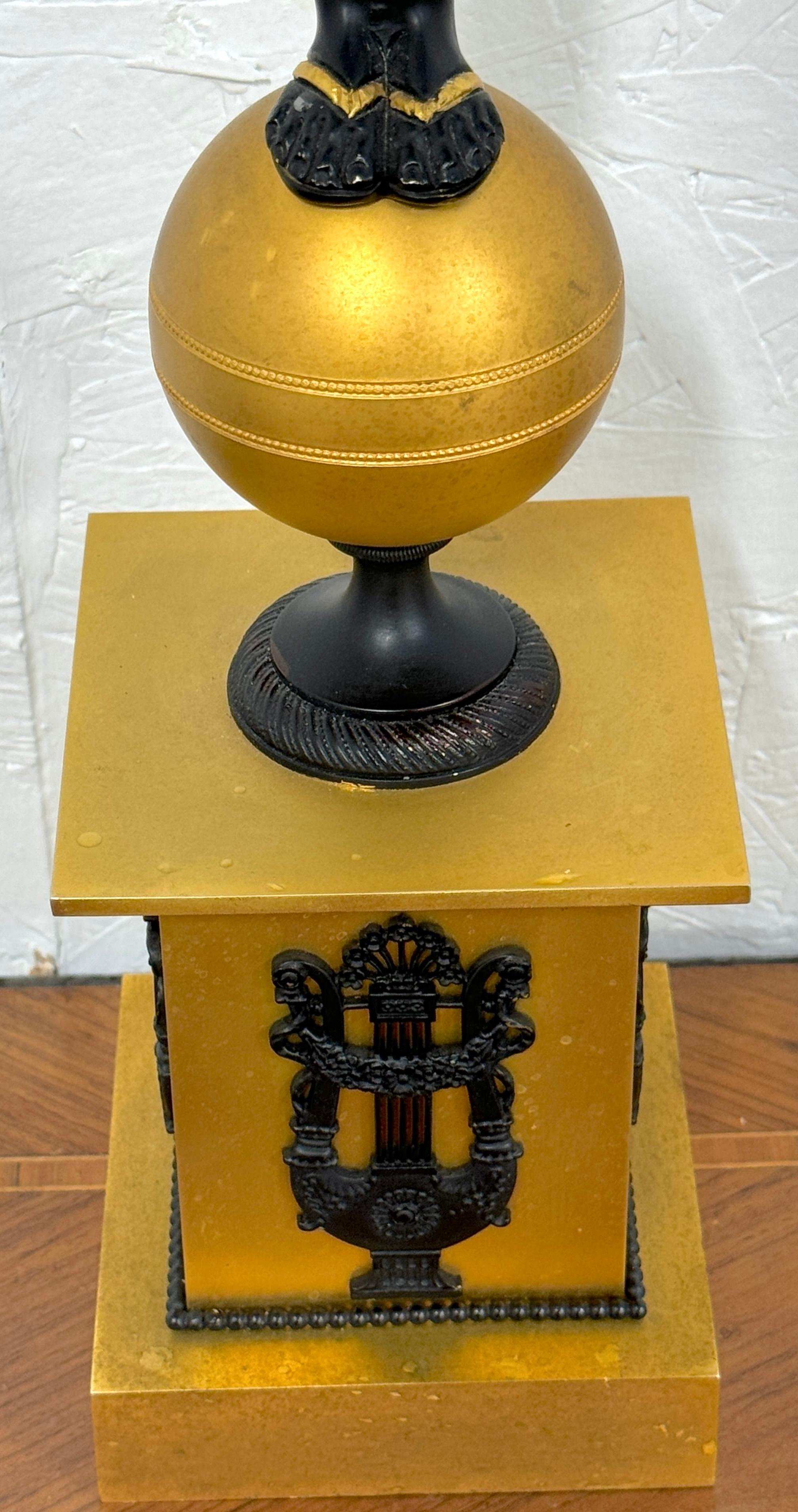 Coppia di cariatidi egiziane a due luci in stile impero  Candelabri in ormolu e patinati in vendita 1