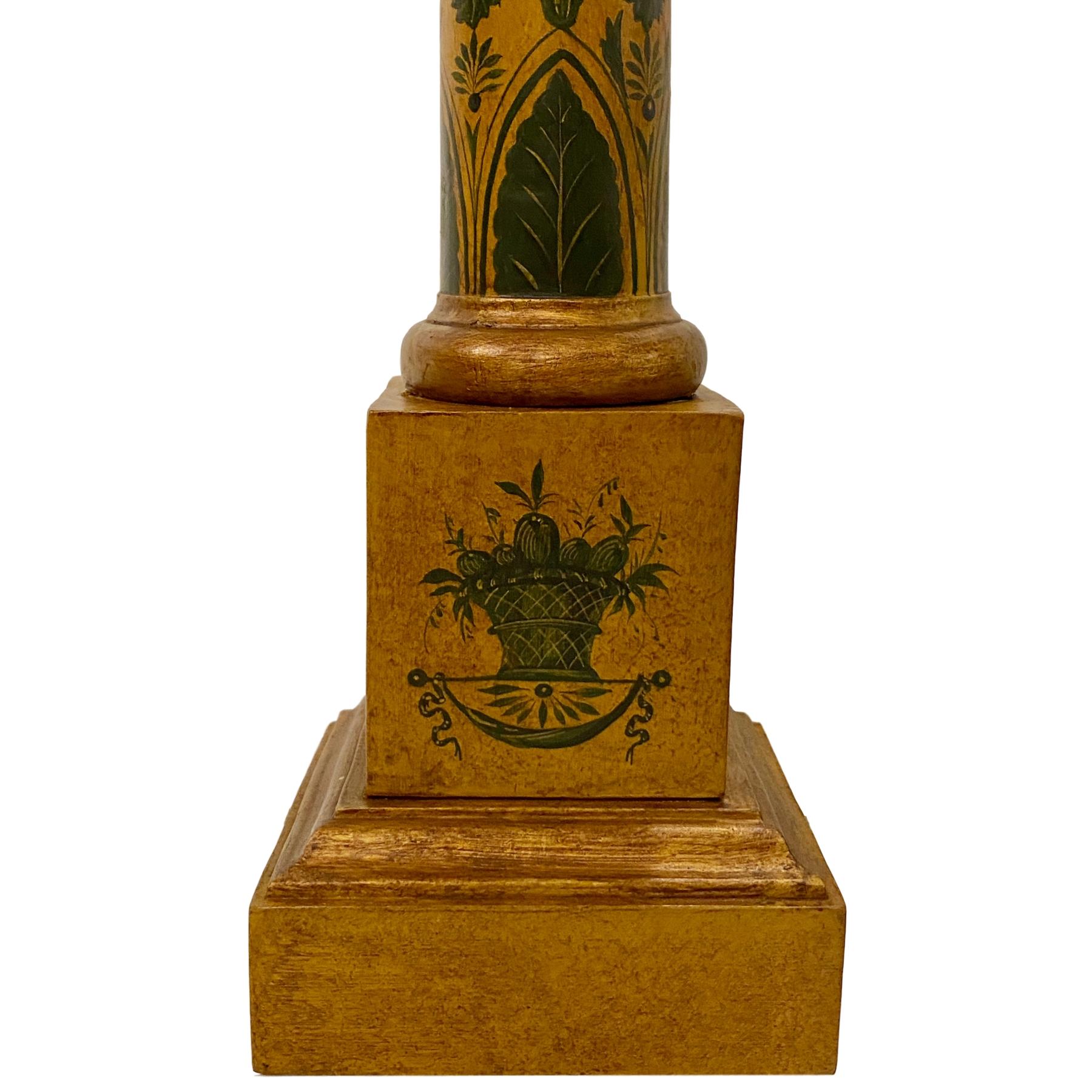 Une paire de lampes de table à colonne en bois peint de style Empire français des années 1930.

Mesures :
Hauteur du corps : 17
Hauteur jusqu'au support de l'abat-jour : 28