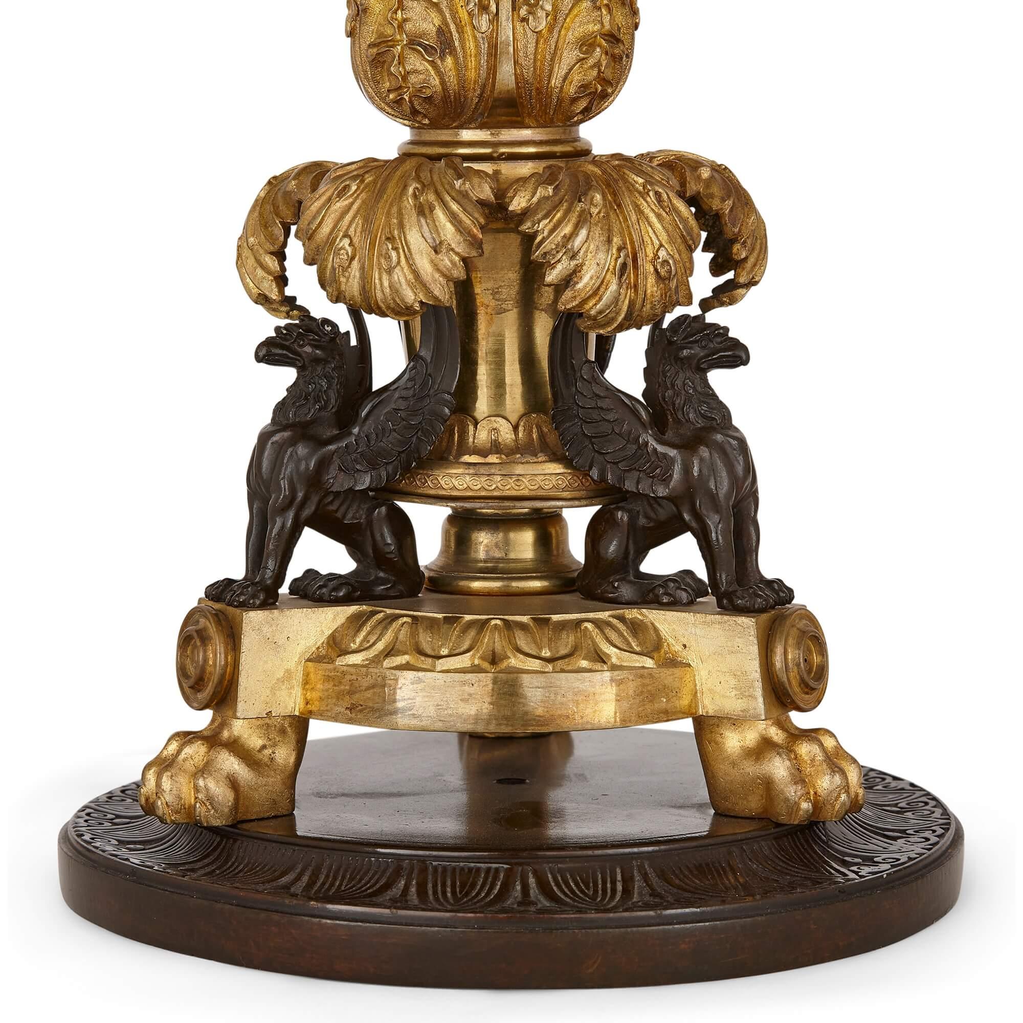 Patiné Paire de lampes de style Empire en bronze doré et patiné en vente