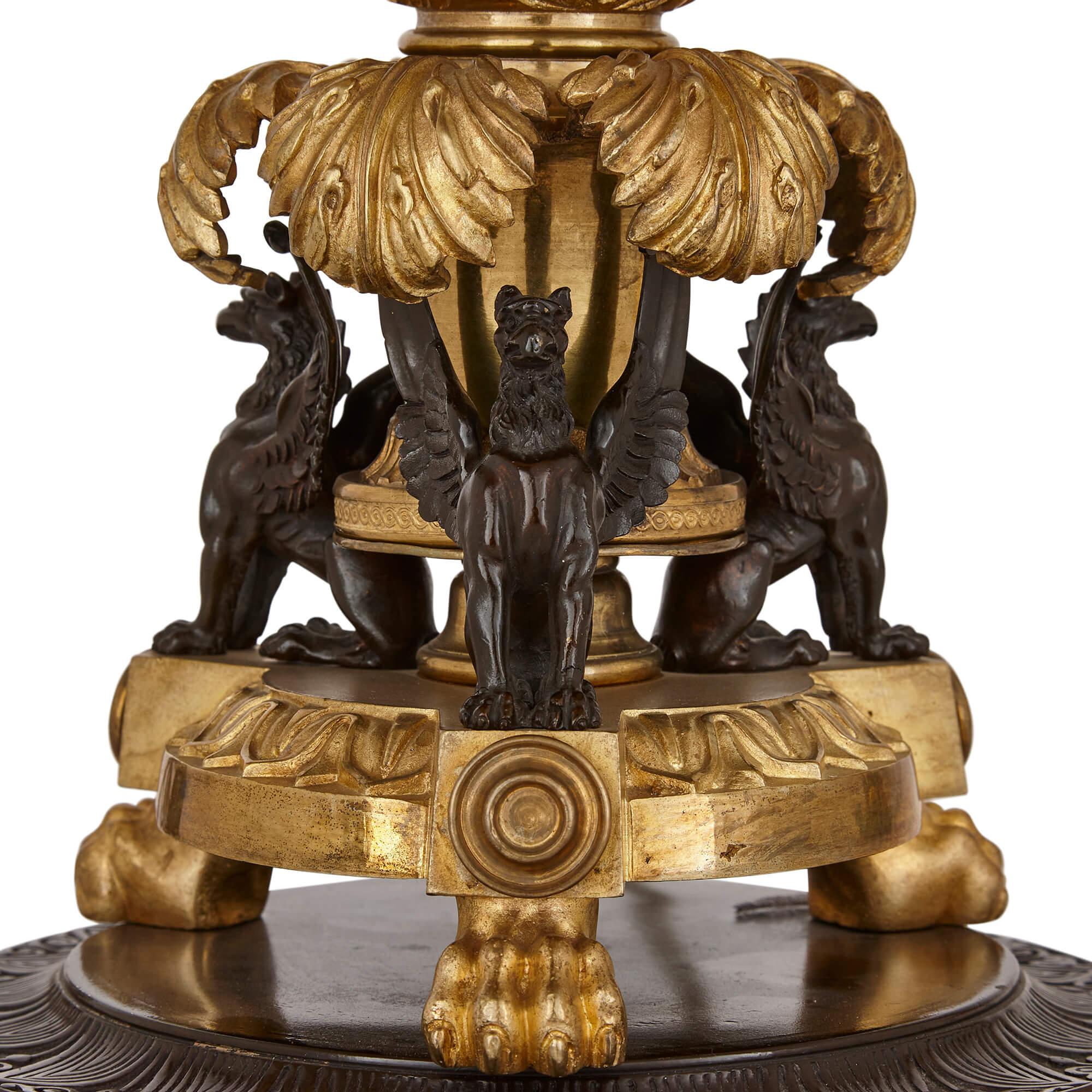 Paire de lampes de style Empire en bronze doré et patiné Bon état - En vente à London, GB