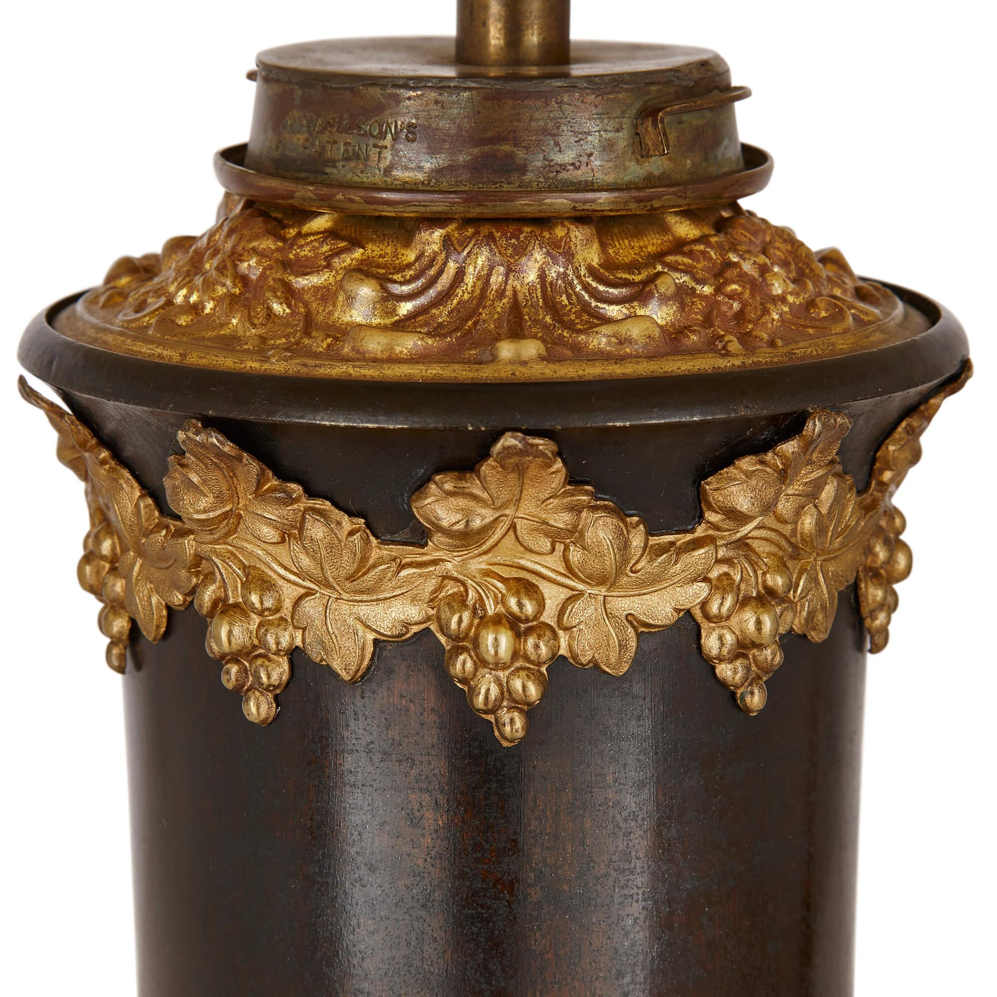 Bronze Paire de lampes de style Empire en bronze doré et patiné en vente