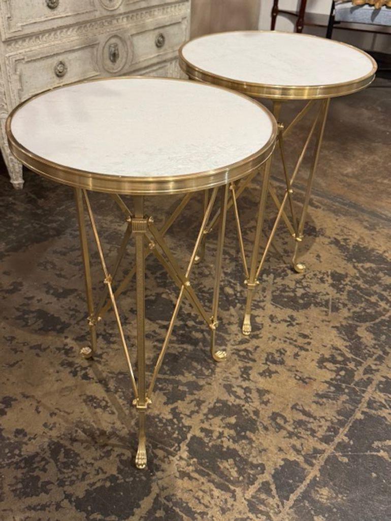 Questa coppia di gueridon in bronzo dorato e marmo in stile Eleg trasuda eleganza e raffinatezza. Questi tavoli aggiungono un tocco di lusso a qualsiasi stanza, rendendoli un'elegante aggiunta all'arredamento di qualsiasi casa. Un pezzo decorativo