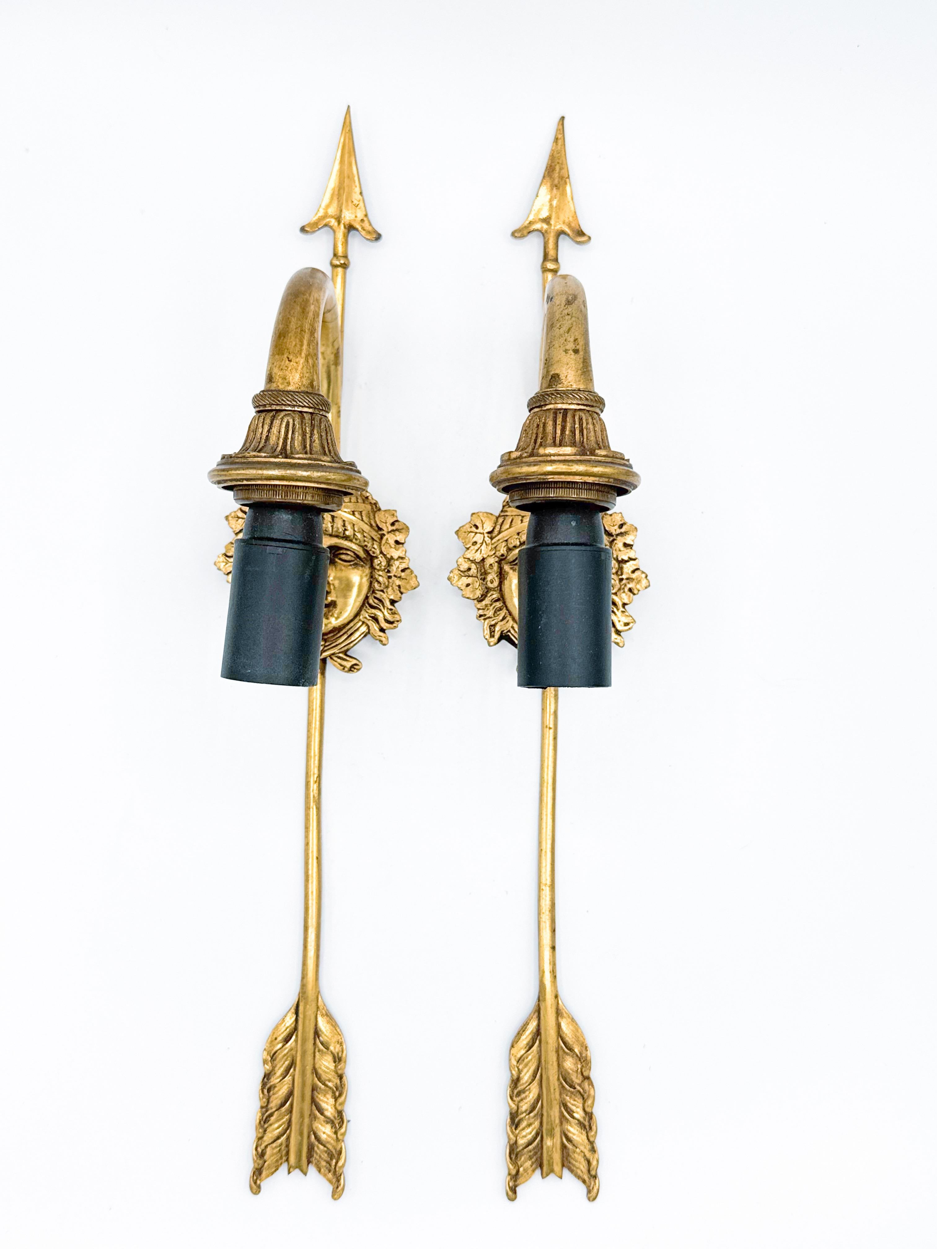 20ième siècle Paire d'appliques murales Arrow de style Empire en bronze doré représentant la déesse Cérès en vente