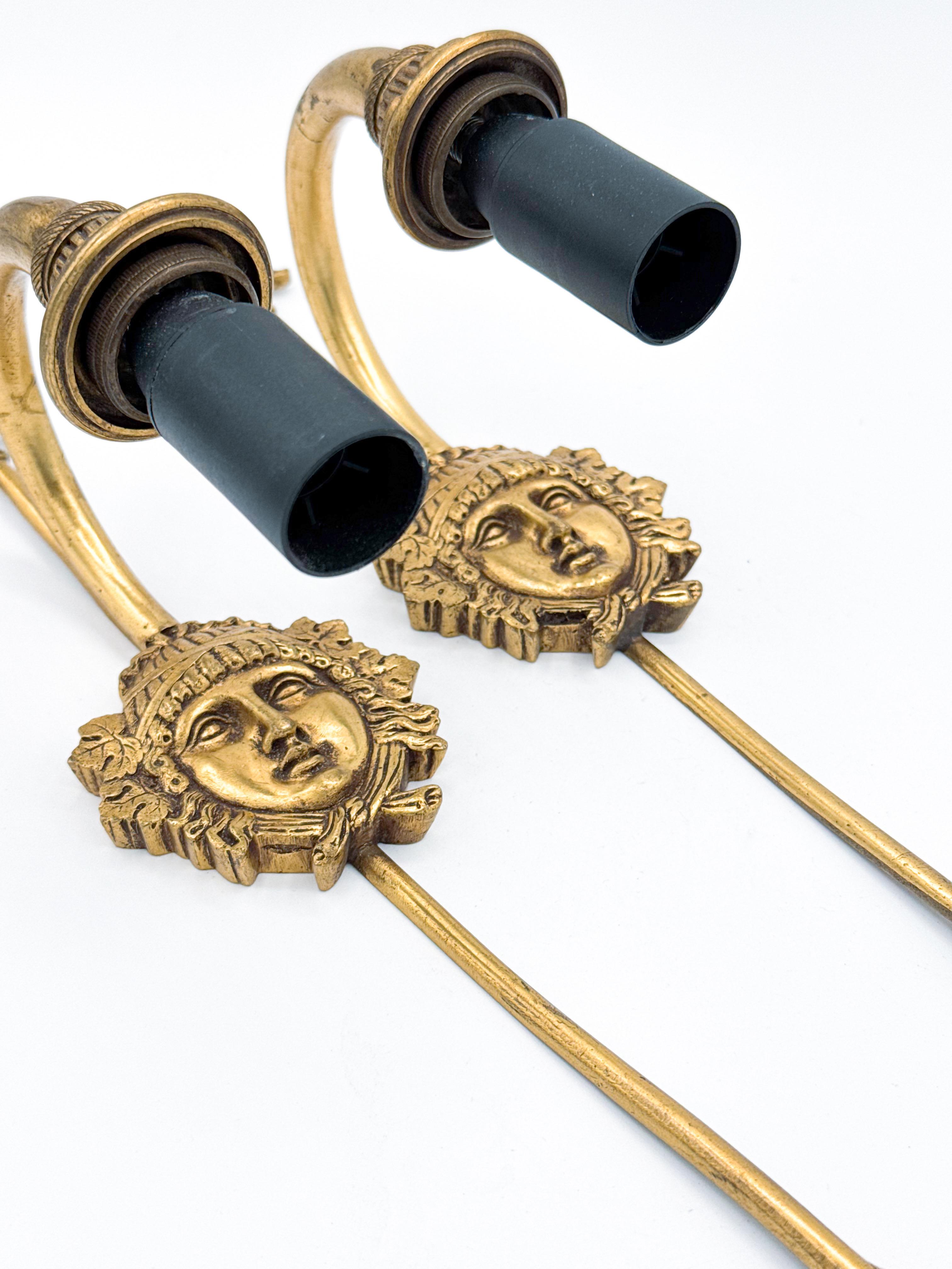 Bronze Paire d'appliques murales Arrow de style Empire en bronze doré représentant la déesse Cérès en vente