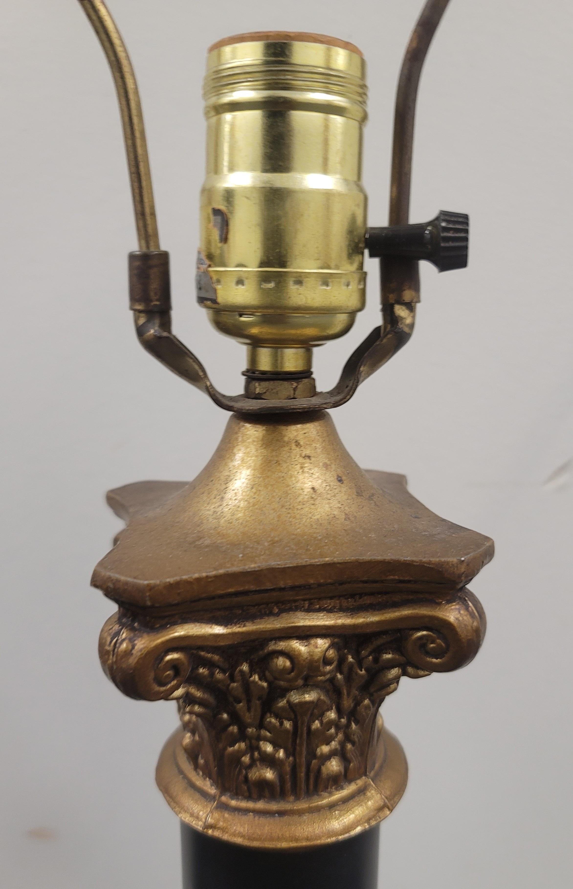 Bronze doré Paire de lampes à colonne de style Empire en métal doré et ébène en vente