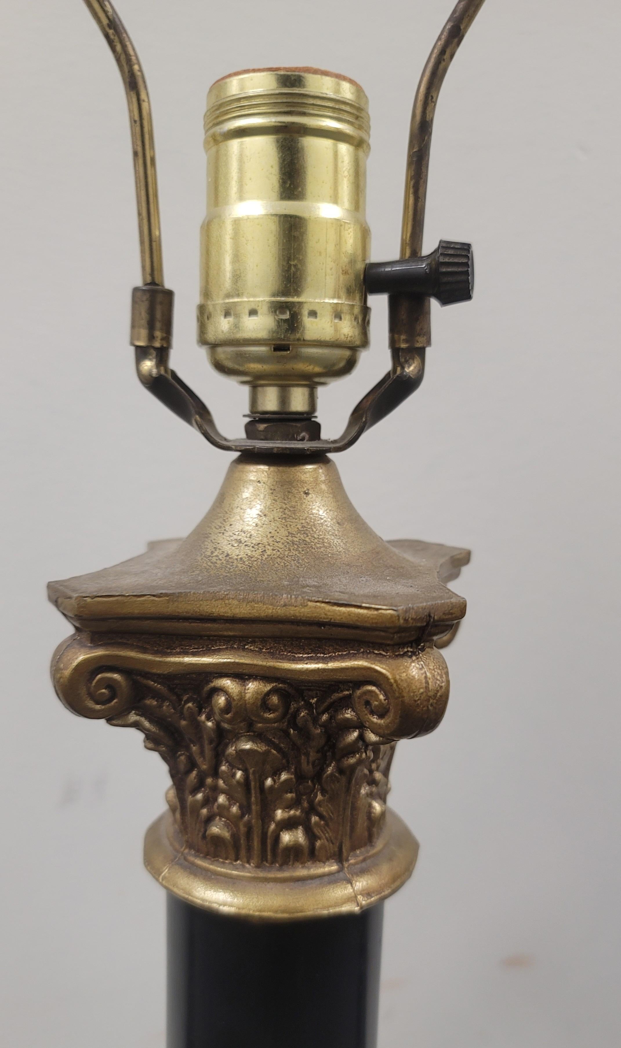 Paire de lampes à colonne de style Empire en métal doré et ébène en vente 1