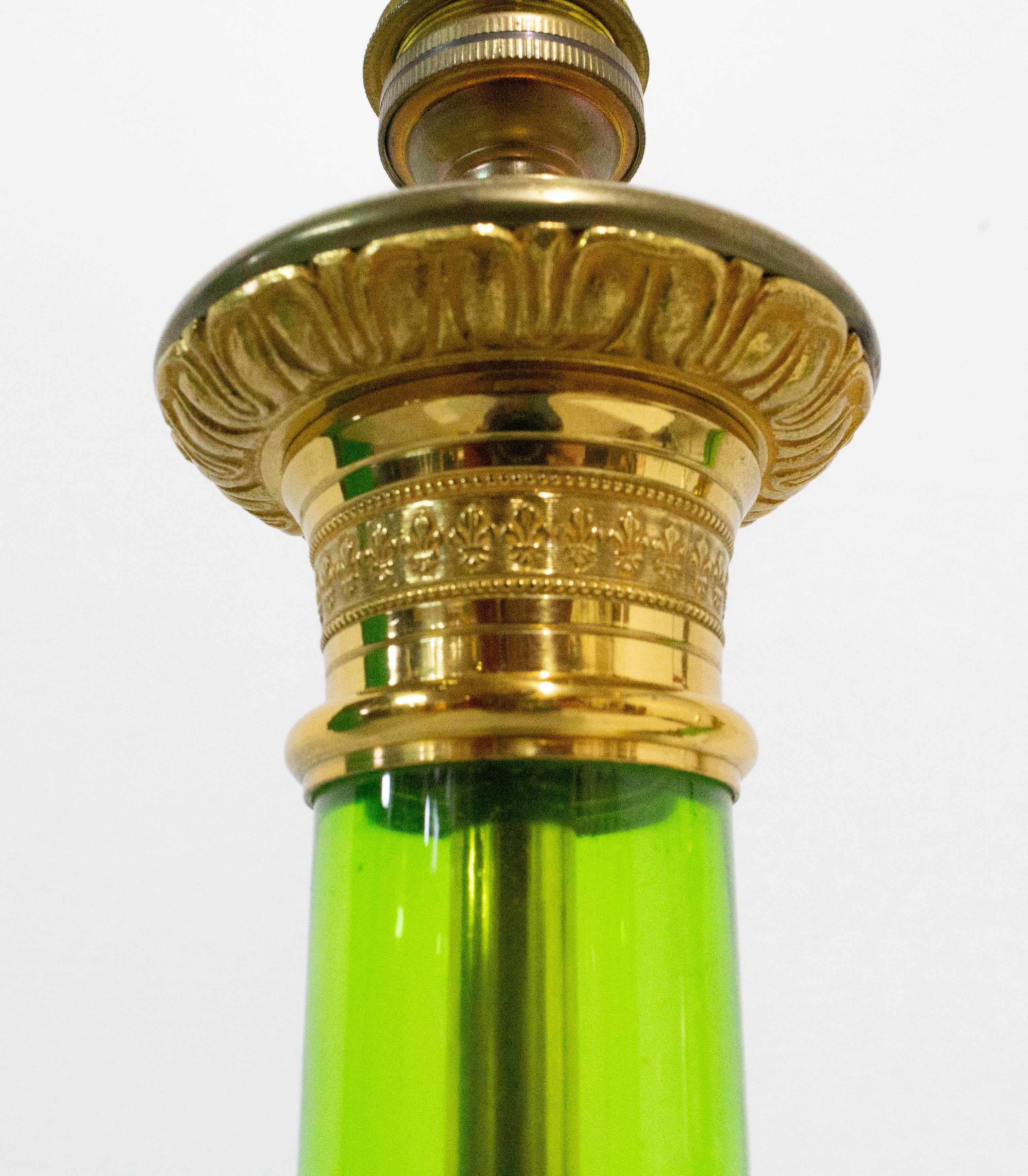Paire de lampes de table de style Empire en verre et laiton, France, milieu du siècle dernier en vente 5