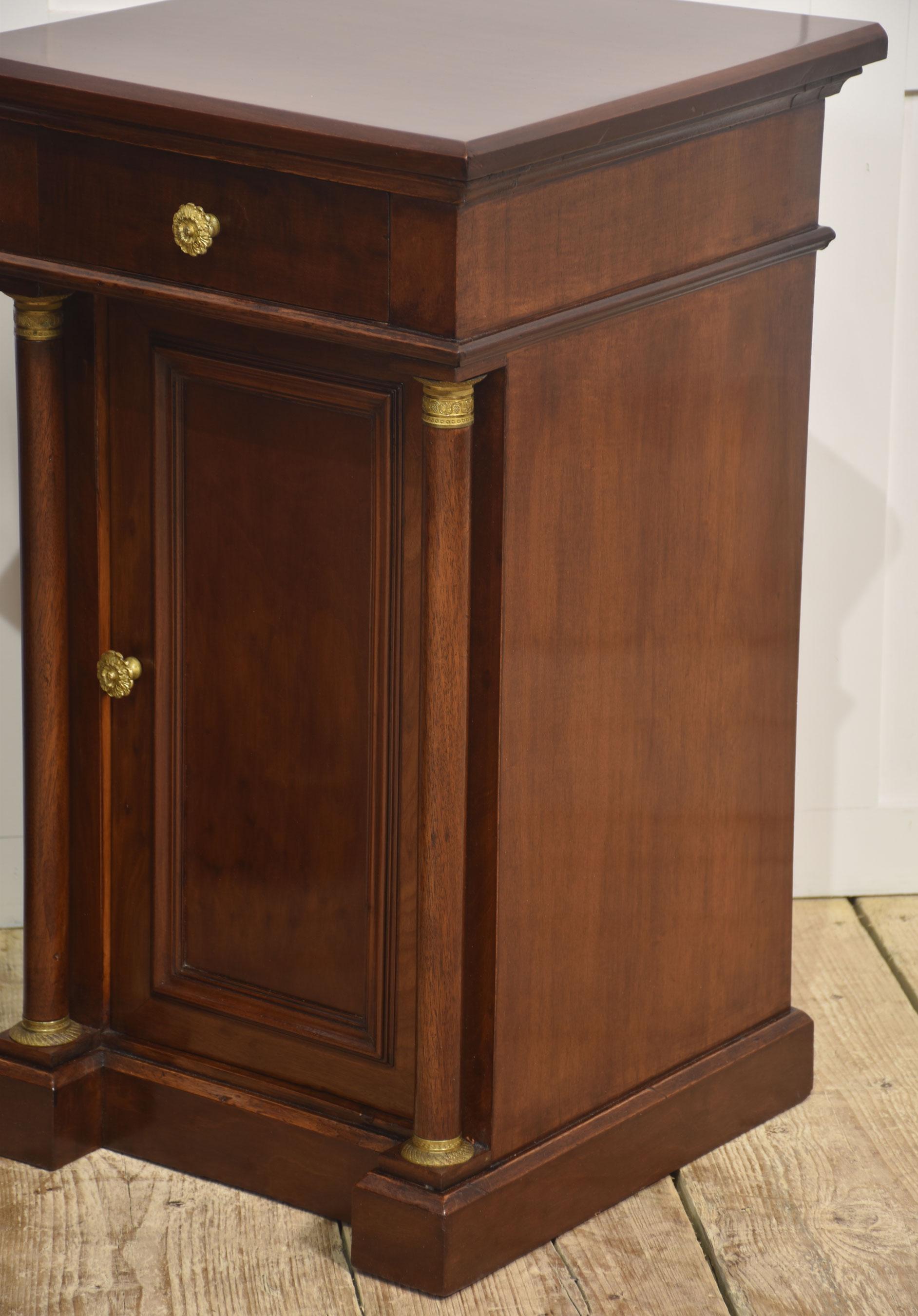 Legno Coppia di comodini in stile Impero in mogano in vendita