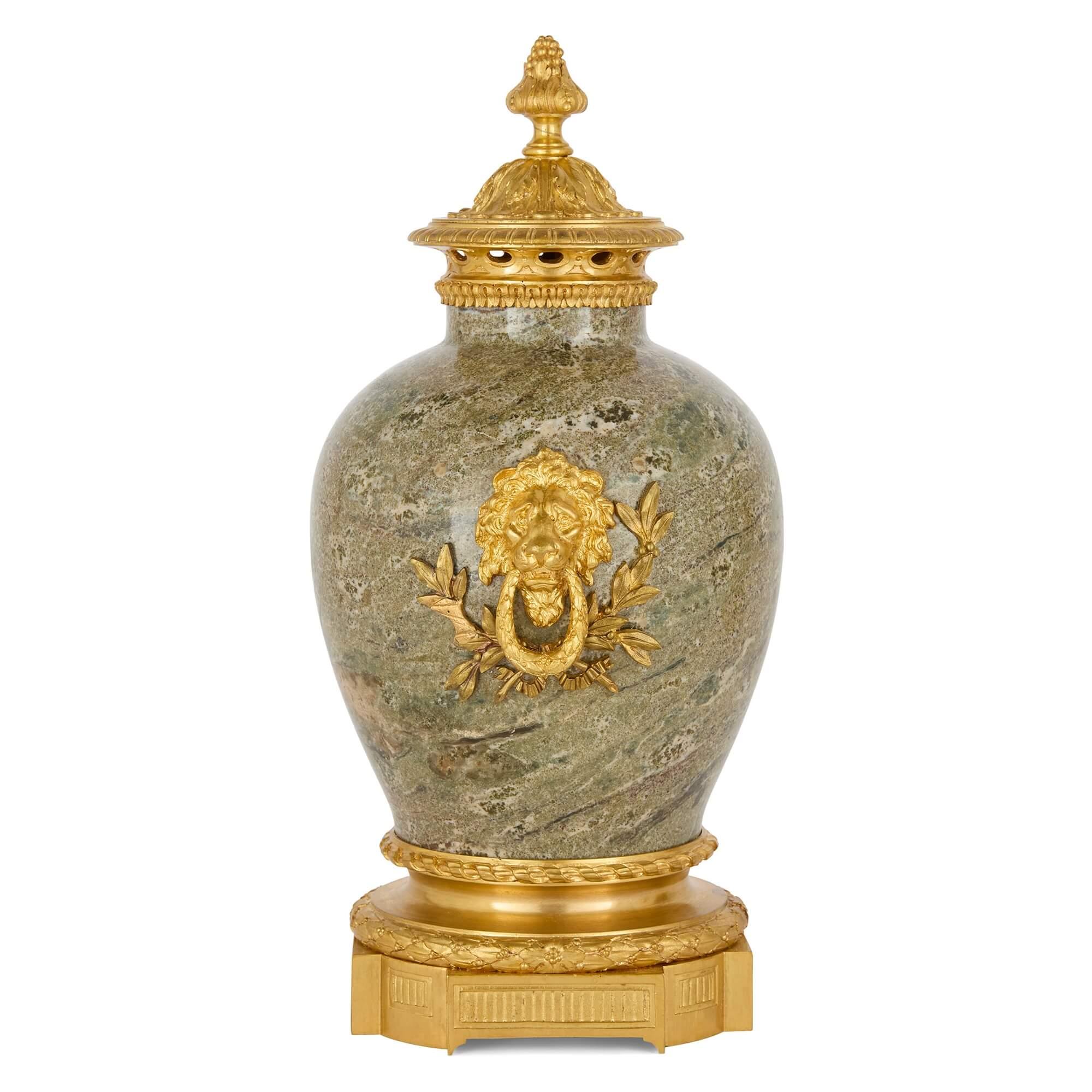 Paar Vasen aus Marmor und Ormolu im Empire-Stil von Raingo 
Französisch, Ende 19. Jahrhundert 
Höhe 37cm, Breite 22cm, Tiefe 18cm

Dieses prächtige Vasenpaar ist eine Kombination aus grauem, geädertem Marmor und glänzenden Fassungen aus Goldbronze,