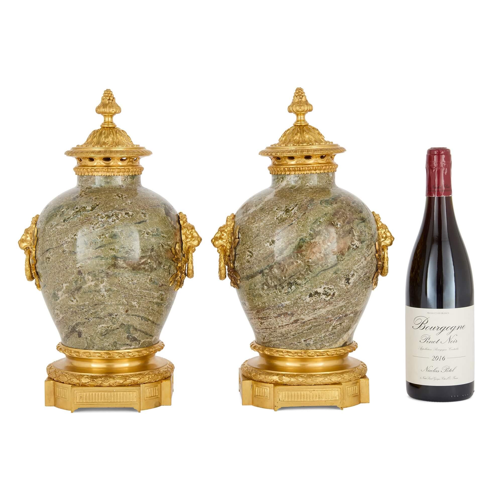 Paar Vasen aus Marmor und Goldbronze im Empire-Stil von Raingo  im Angebot 1