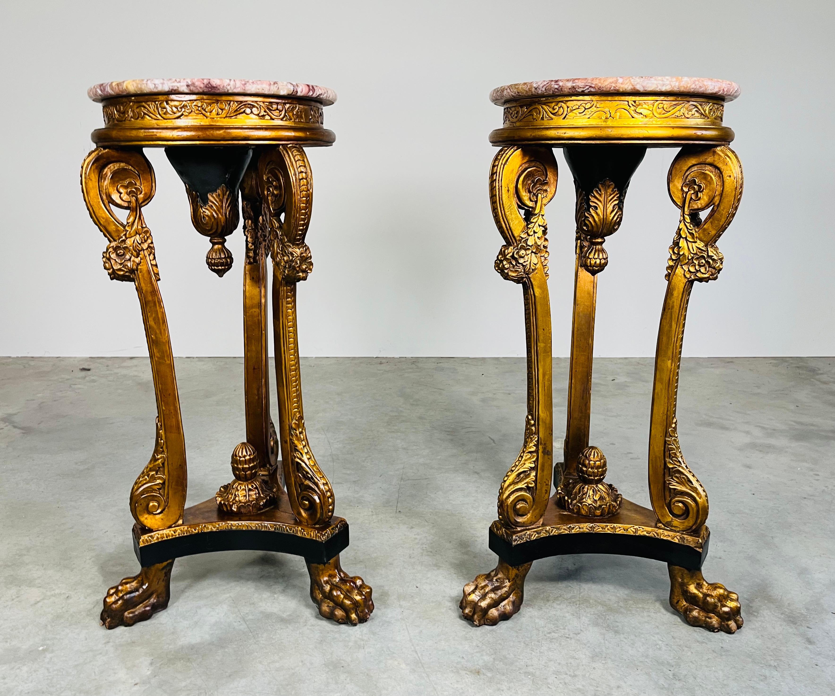 Pareja de pedestales dorados y pintados de estilo Imperio italiano rematados con mármol rojo Kastoria de Grecia, hacia 1960.
En muy buen estado vintage, con mármol pulido y marcos sólidos. El dorado también es muy bueno. 34x20x20