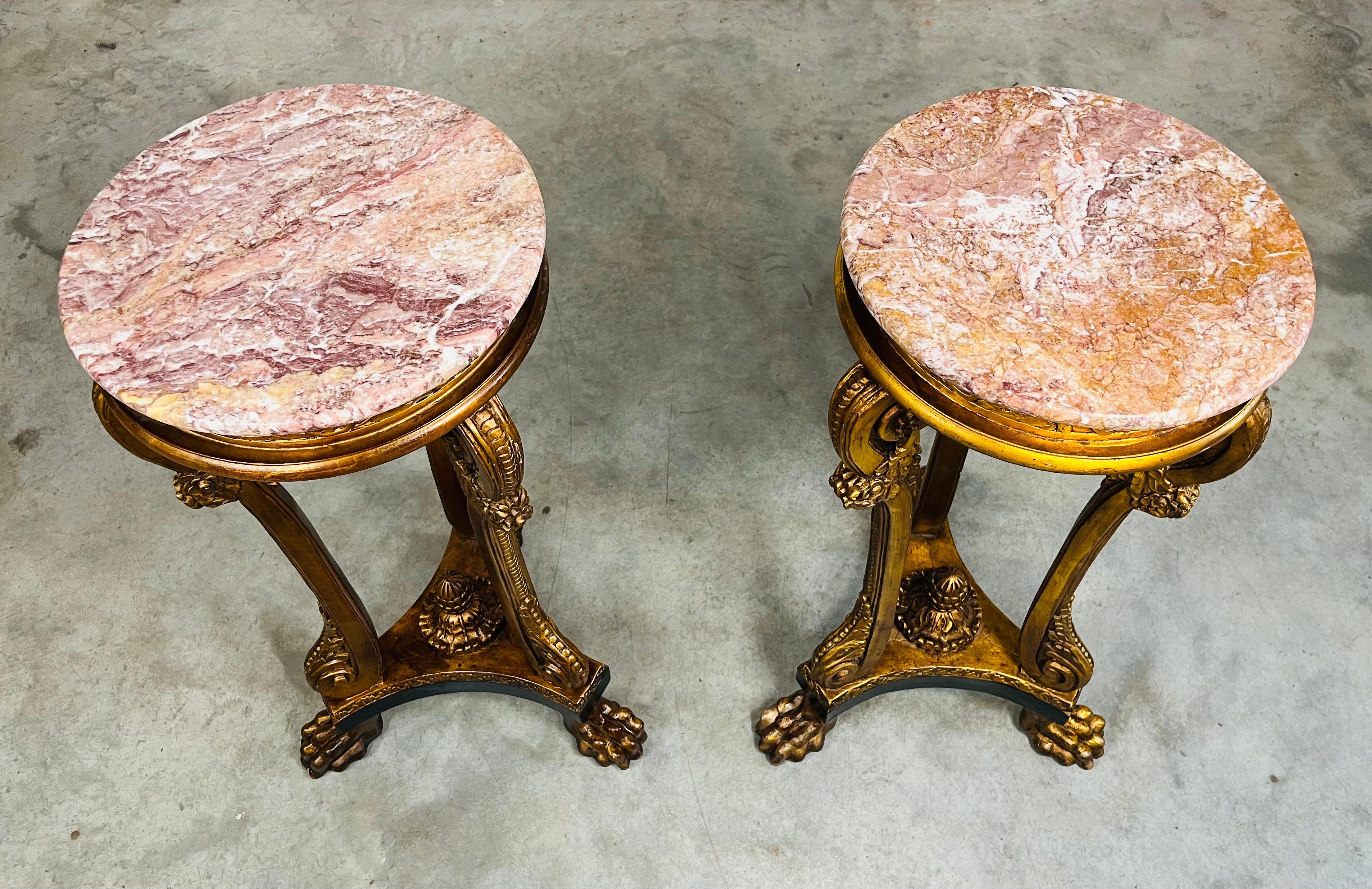 Pareja de pedestales de mármol dorado y pintado de estilo Imperio Italiano en venta