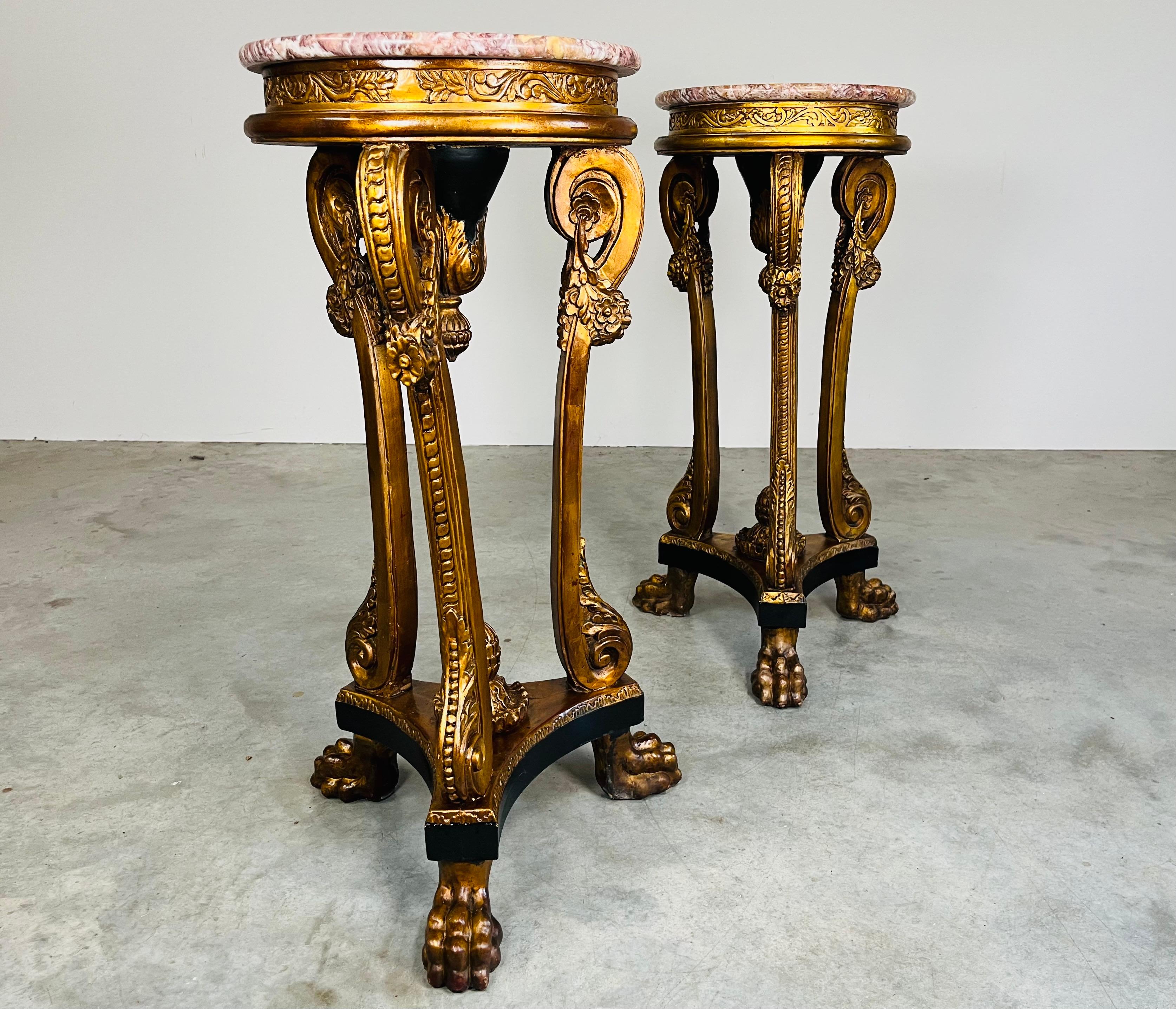 Pareja de pedestales de mármol dorado y pintado de estilo Imperio en Bueno estado para la venta en Southampton, NJ