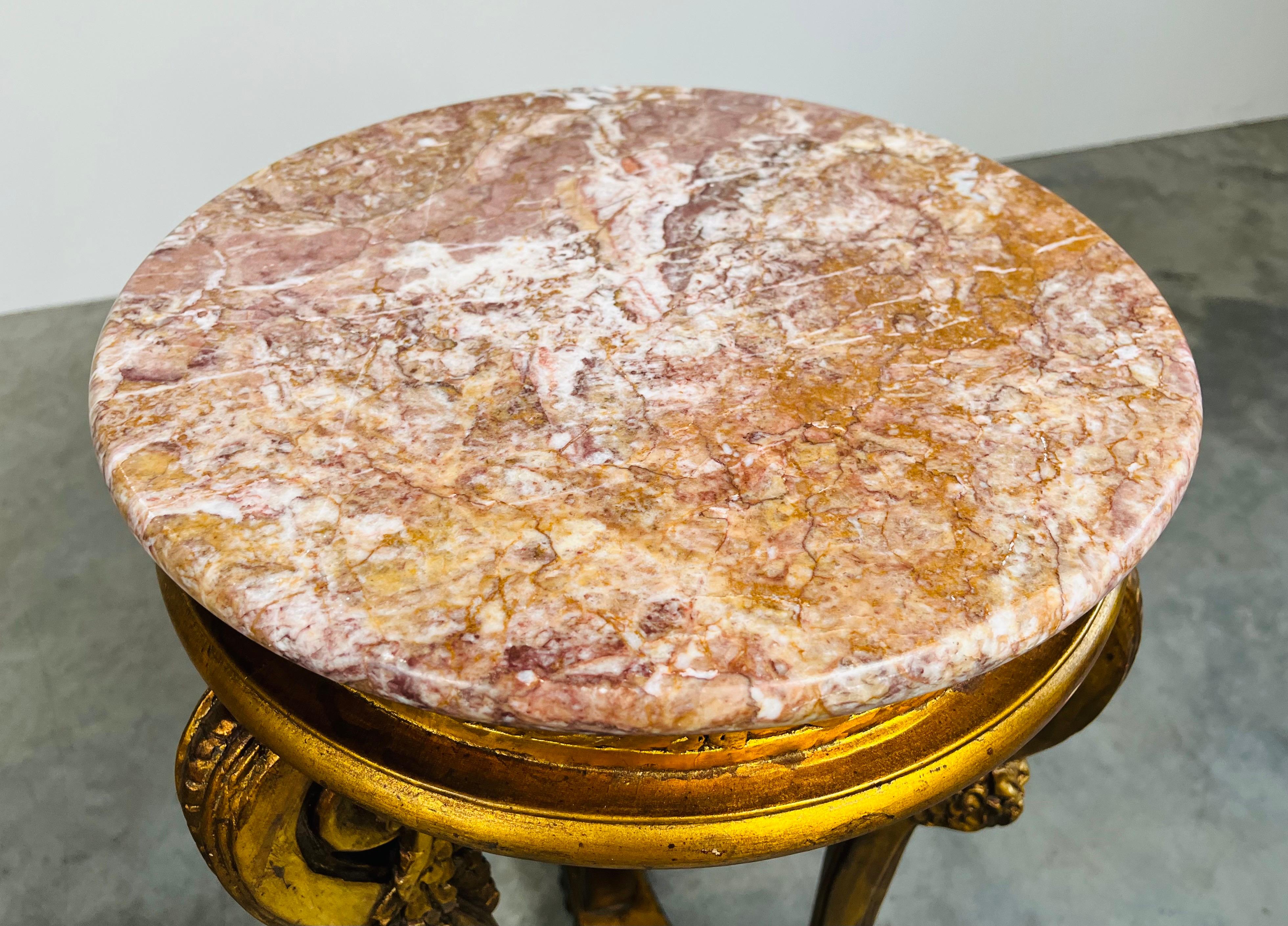 Pareja de pedestales de mármol dorado y pintado de estilo Imperio Mármol en venta