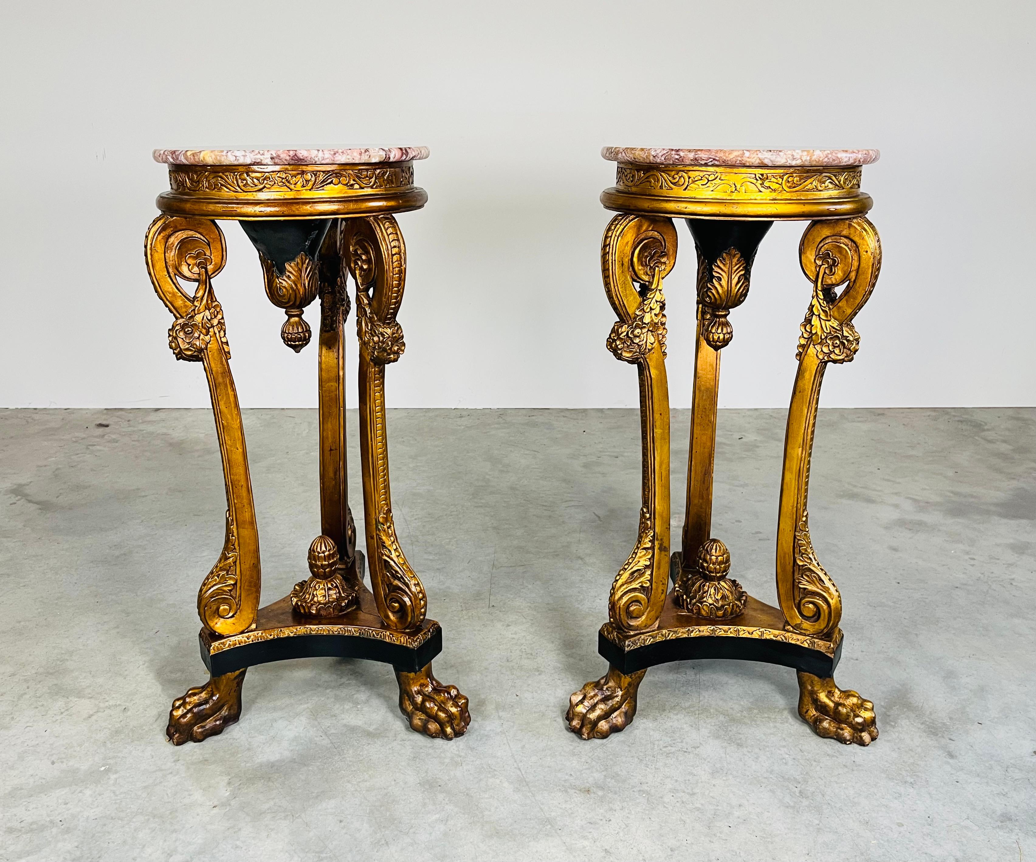 Pareja de pedestales de mármol dorado y pintado de estilo Imperio en venta 1